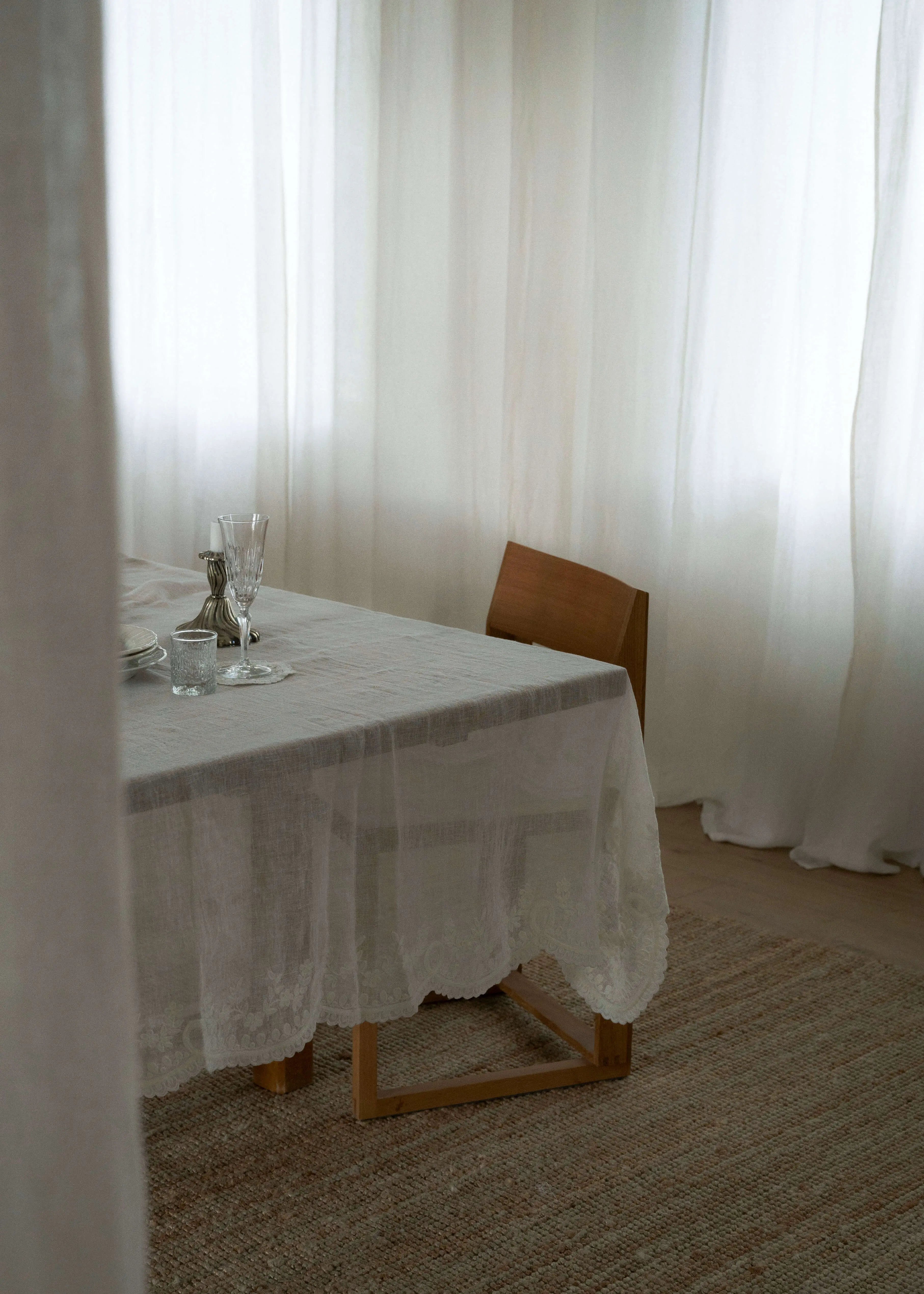 Anne-mi Heims Embroidery Tablecloth – Broderet Dug i Hør Anne-Mi