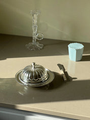 Antik-inspireret Smørskål med låg i sølvbelagt stål Studio Hafnia