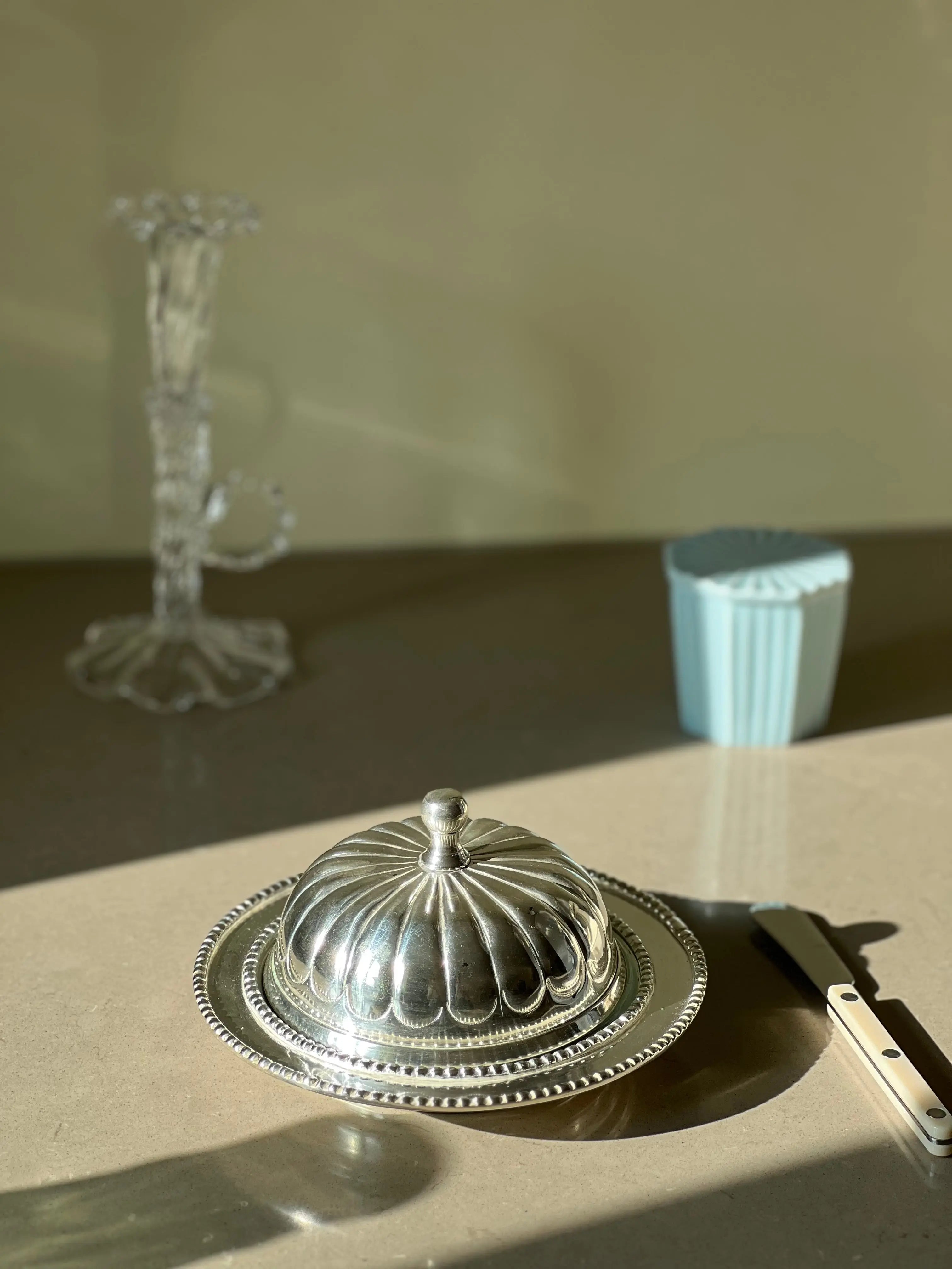 Antik-inspireret Smørskål med låg i sølvbelagt stål Studio Hafnia