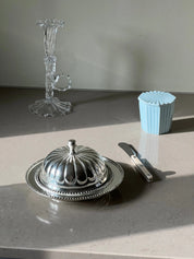 Antik-inspireret Smørskål med låg i sølvbelagt stål Studio Hafnia