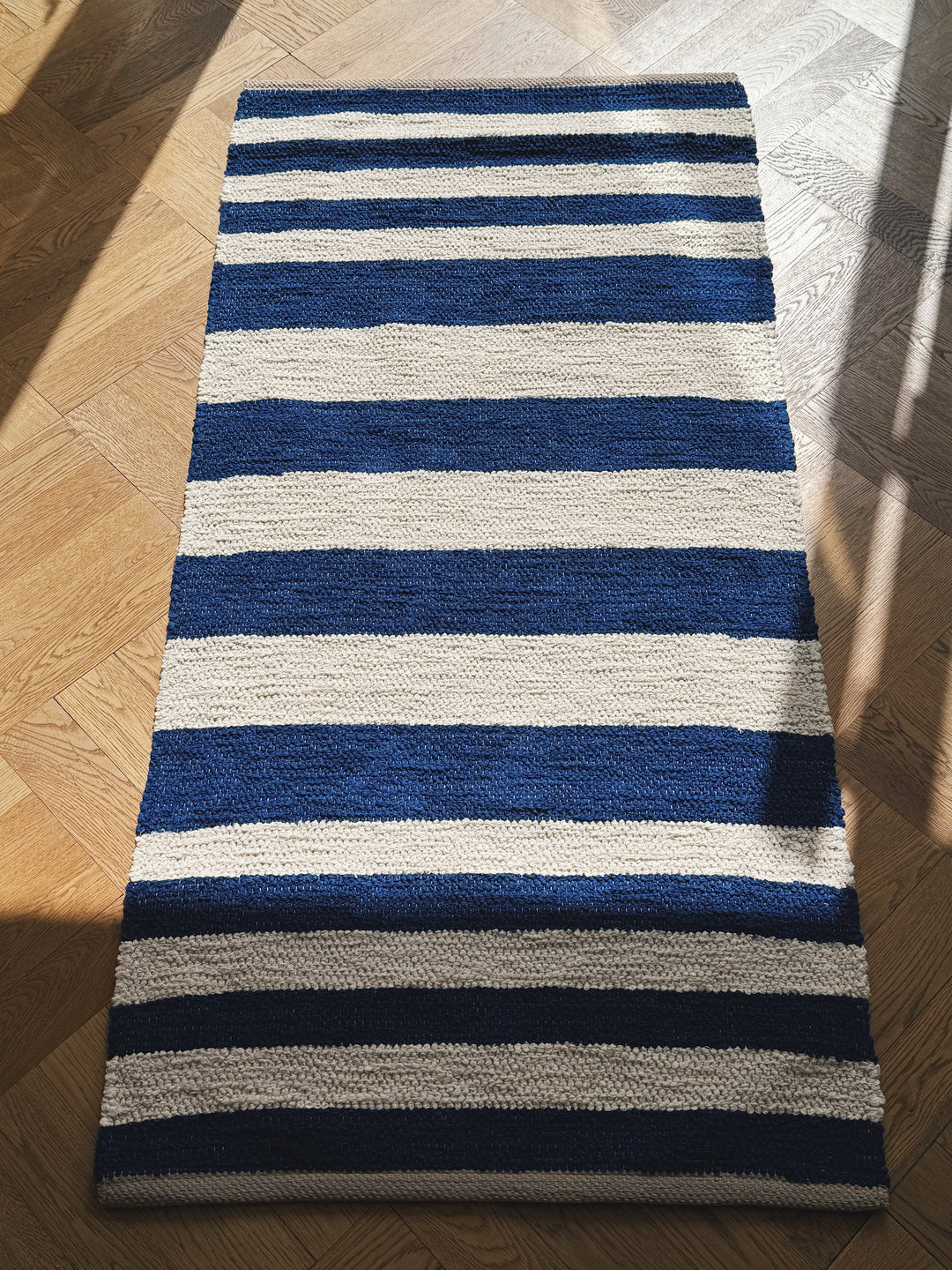 Gulvtæppe i Bomuld fra Casa Cubista – Marineblå & Naturstribet | 70 x 140 cm Casa Cubista