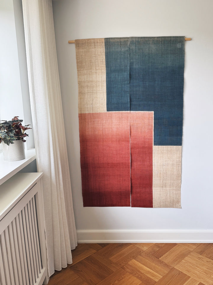 Japansk Vægtæppe i Hamp med Ophæng | Geometrisk Rød & Blå | 150 × 88 cm  STUDIO HAFNIA
