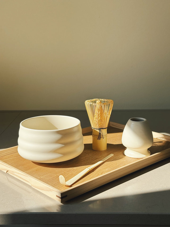 Matcha-sæt med skål, ske, piskeris og holder – mat hvid keramik Studio Hafnia