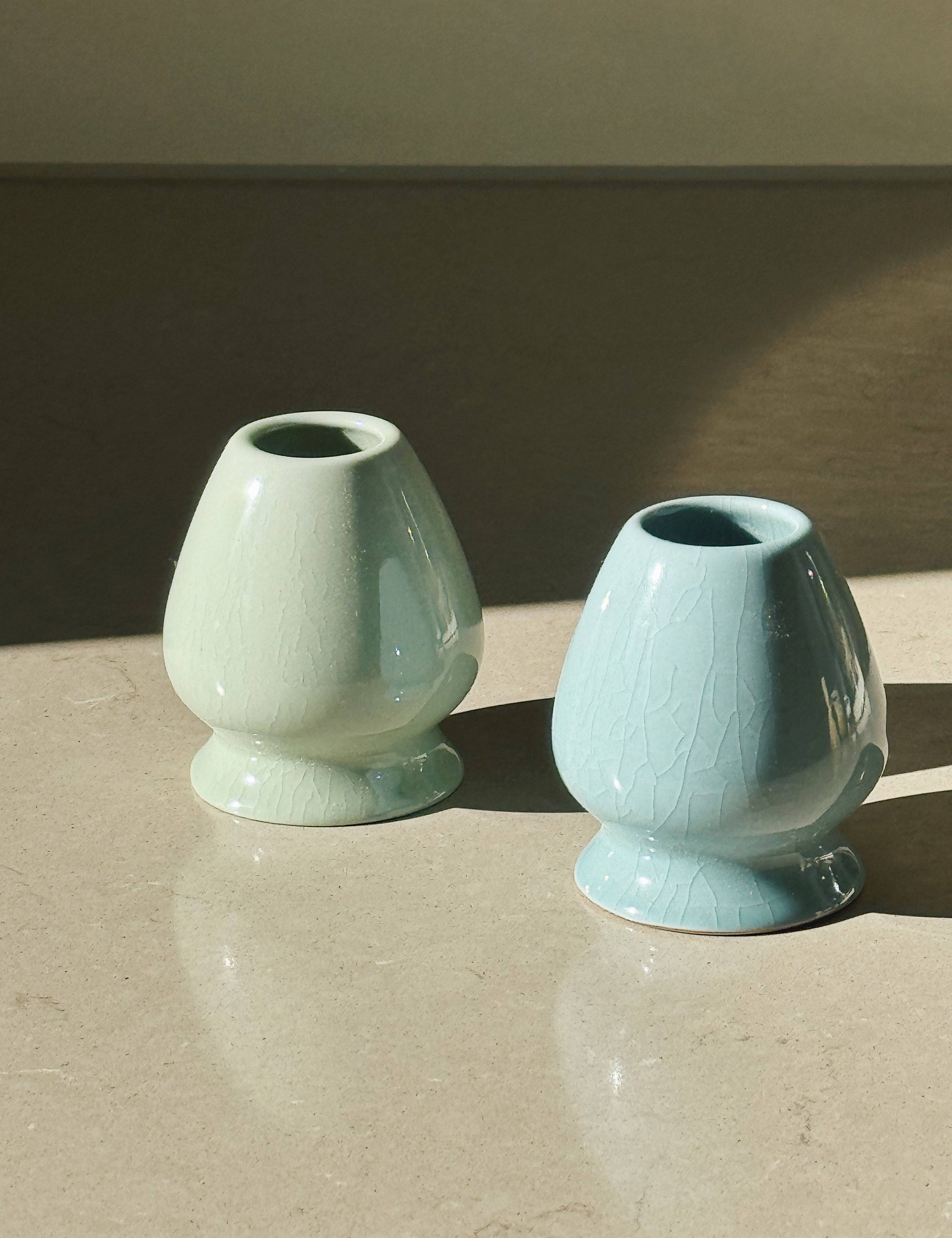 Matcha Holder med lyseblå eller lysegrøn glasur Studio Hafnia