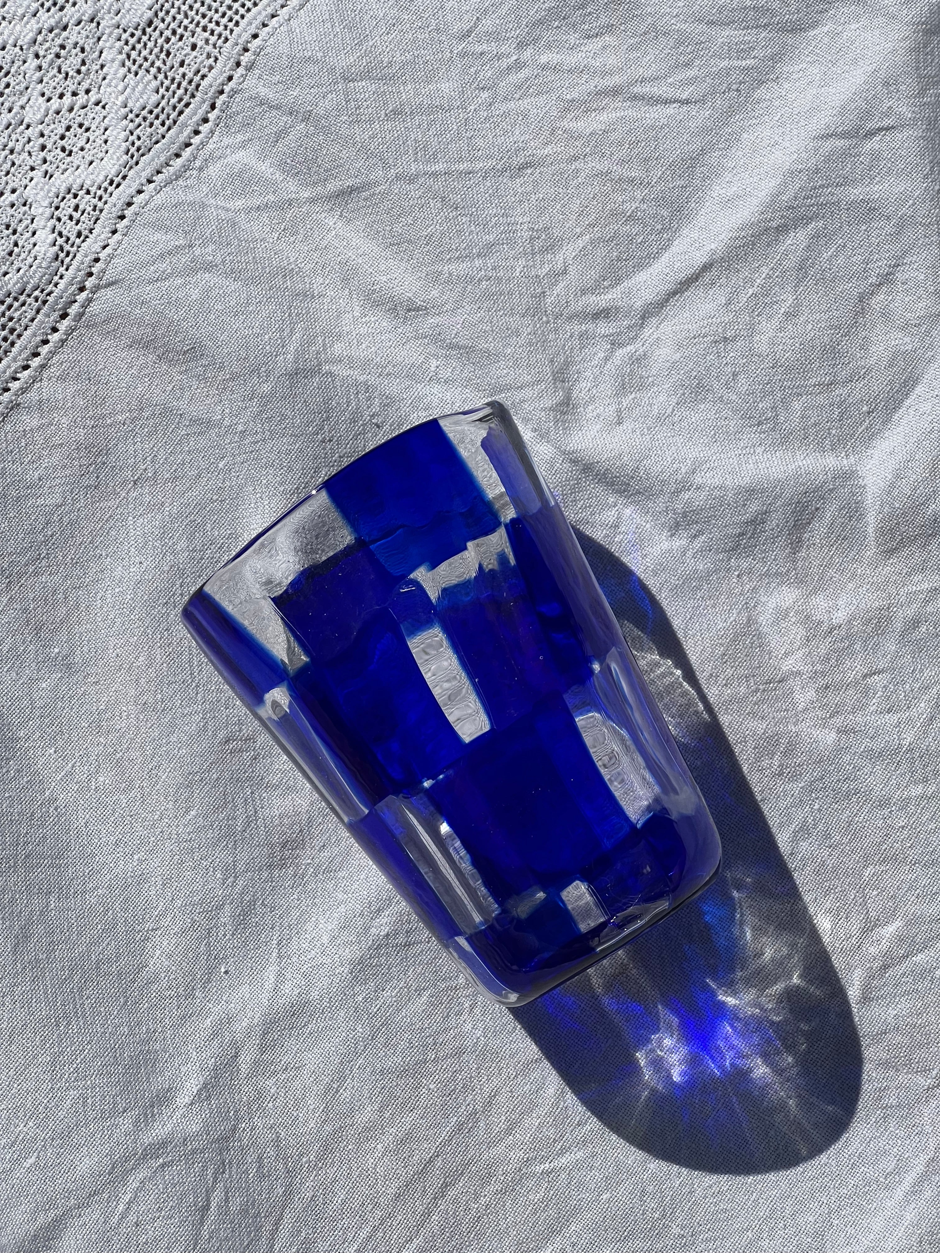 Håndblæst Murano Glas med skaktern i mørkeblå Murano