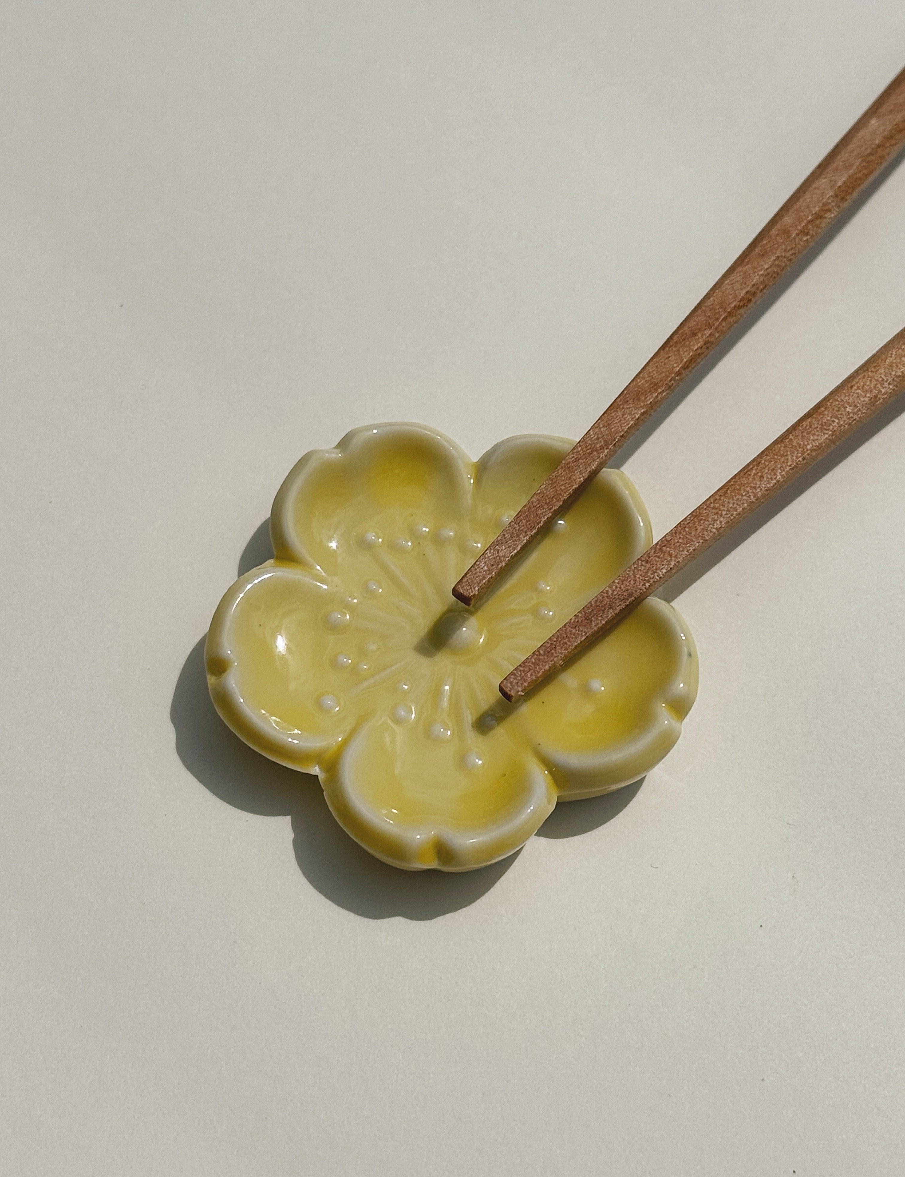 Spisepindholder i keramik | Gul blomsterform | Japan STUDIO HAFNIA