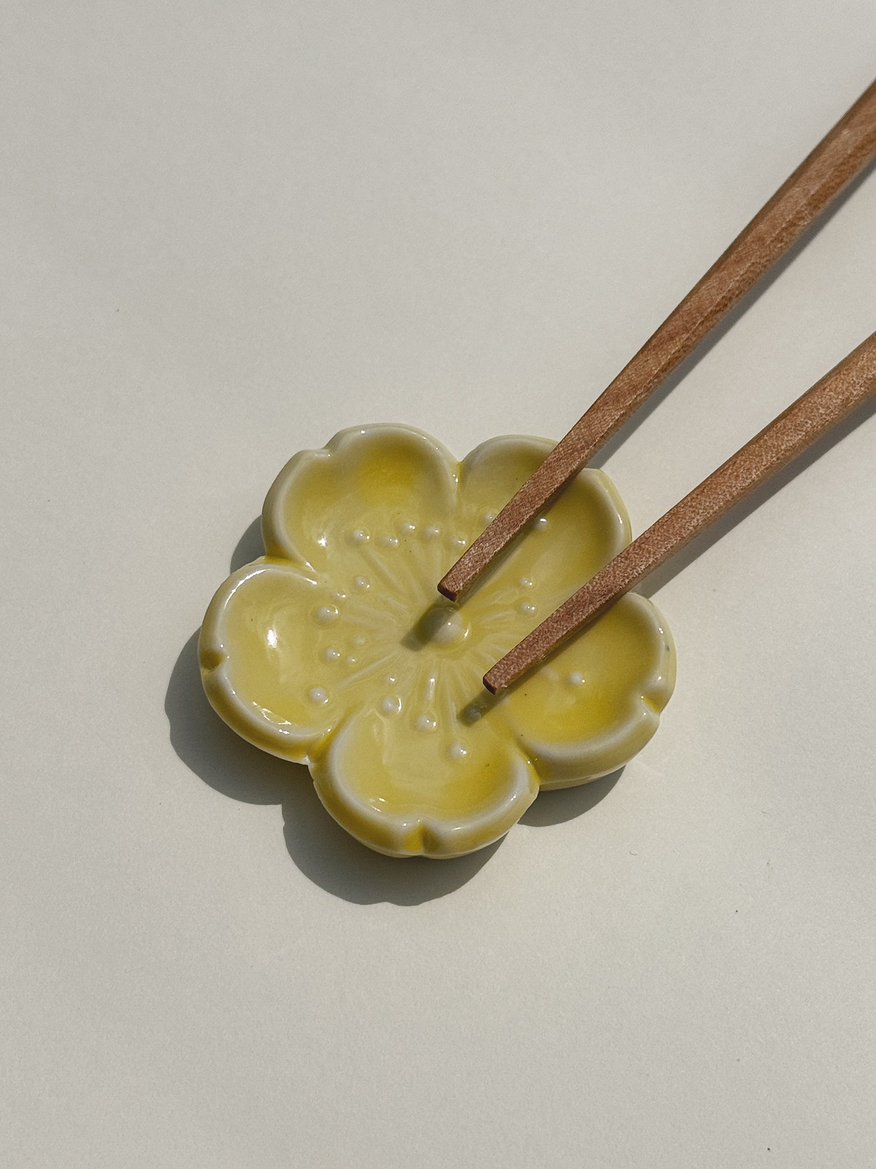 Spisepindholder i keramik | Gul blomsterform | Japan STUDIO HAFNIA