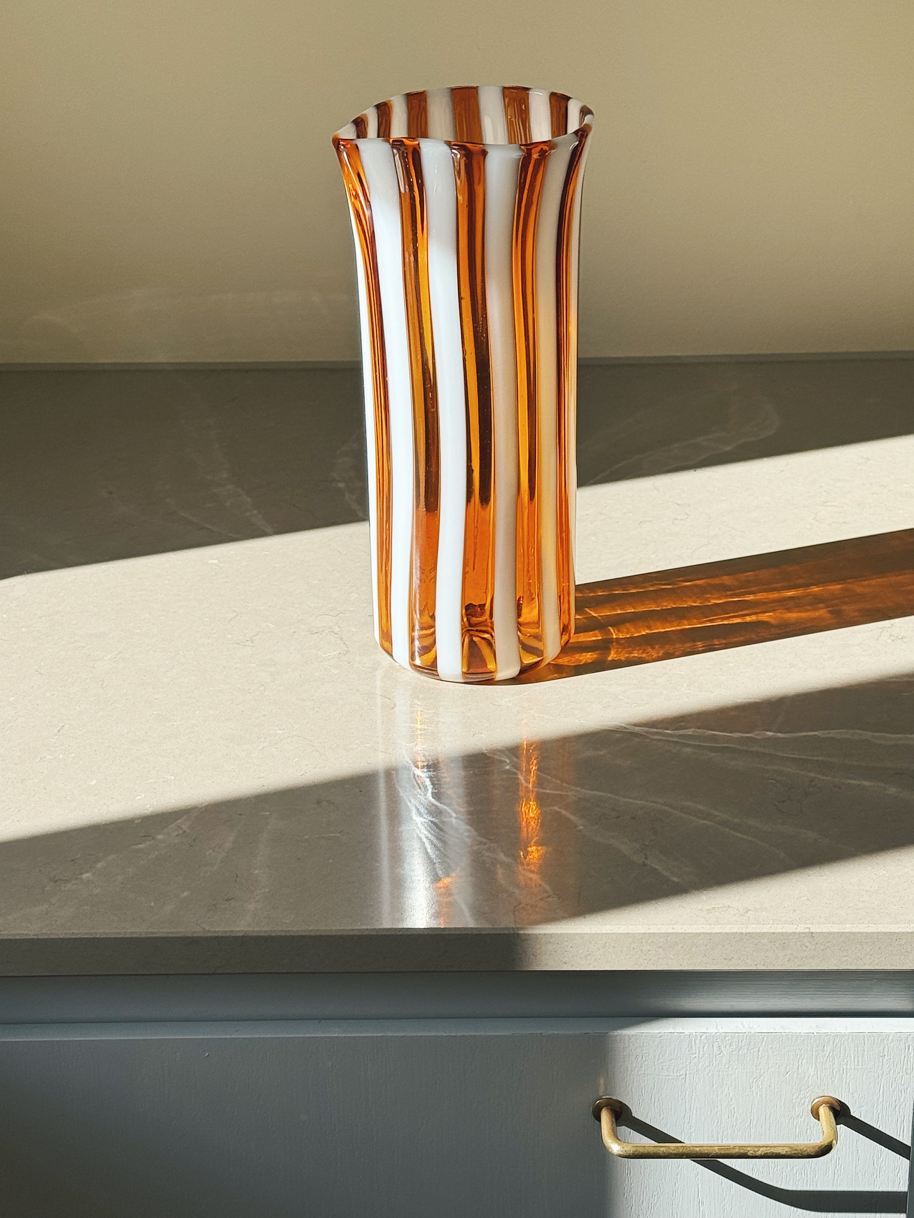Håndblæst Murano Karaffel i Gio Ponti-stil – Lys Saltkaramel m. Hvide Striber Studio Hafnia