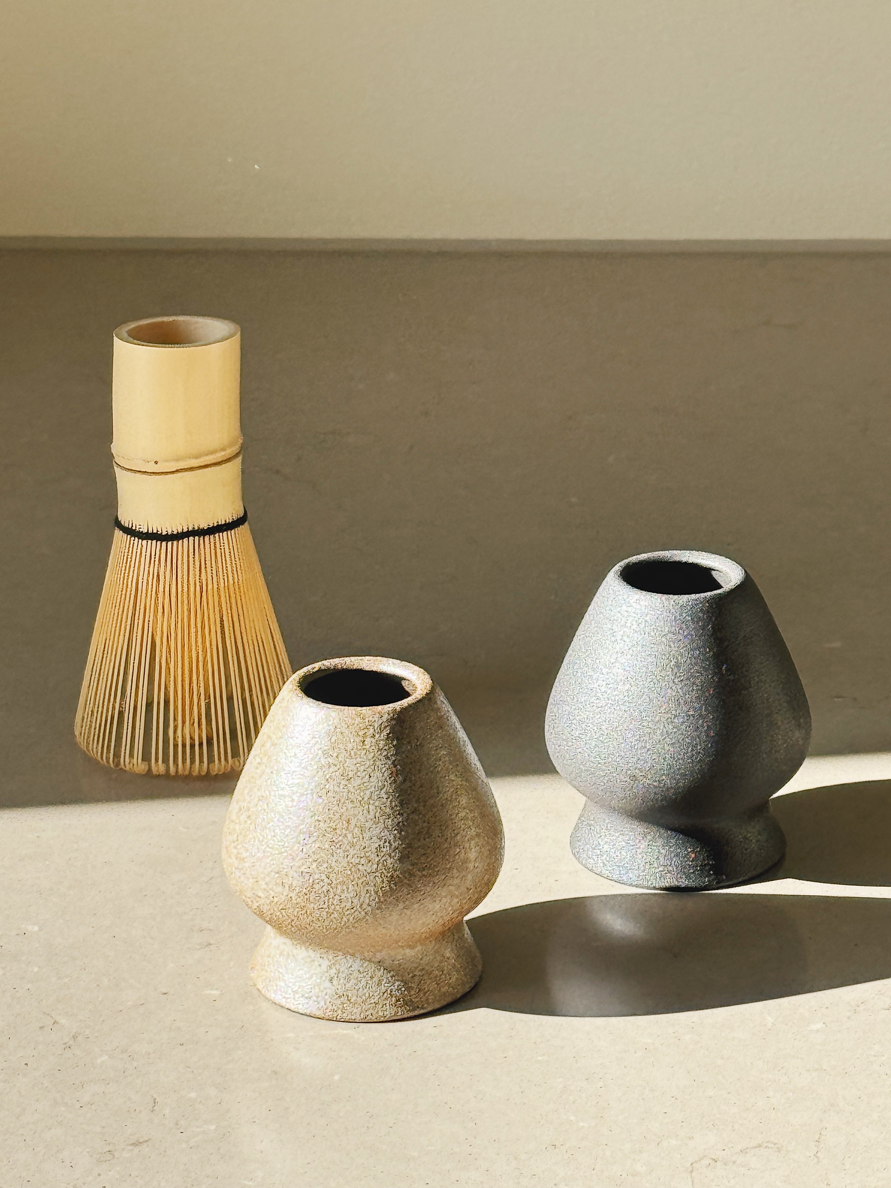 Matcha Holder i Mat Sort eller Grå/Brun Glasur Studio Hafnia