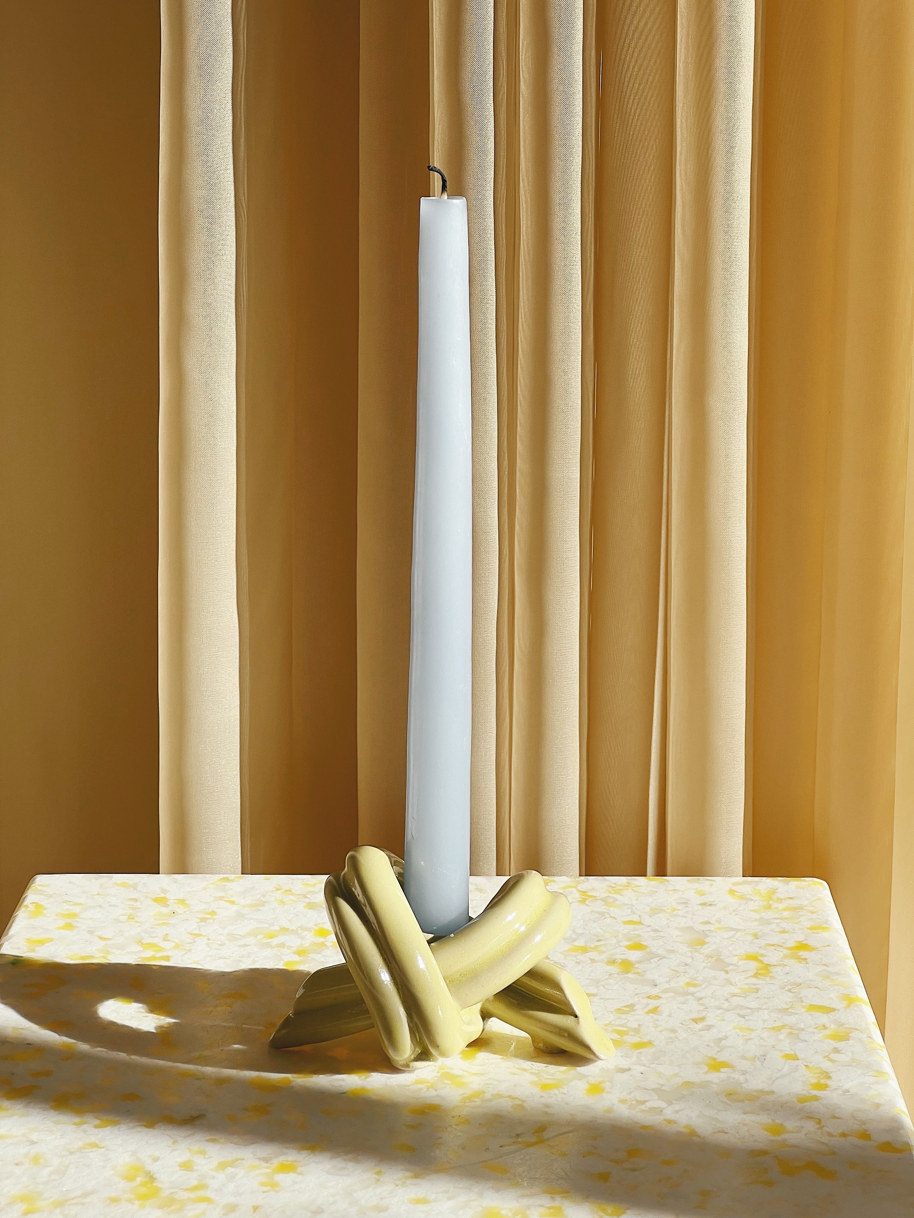 Håndlavet lysestage "Dobbelt Knut" i keramik fra Anna Wadle | Blank Gul Anna Wadle