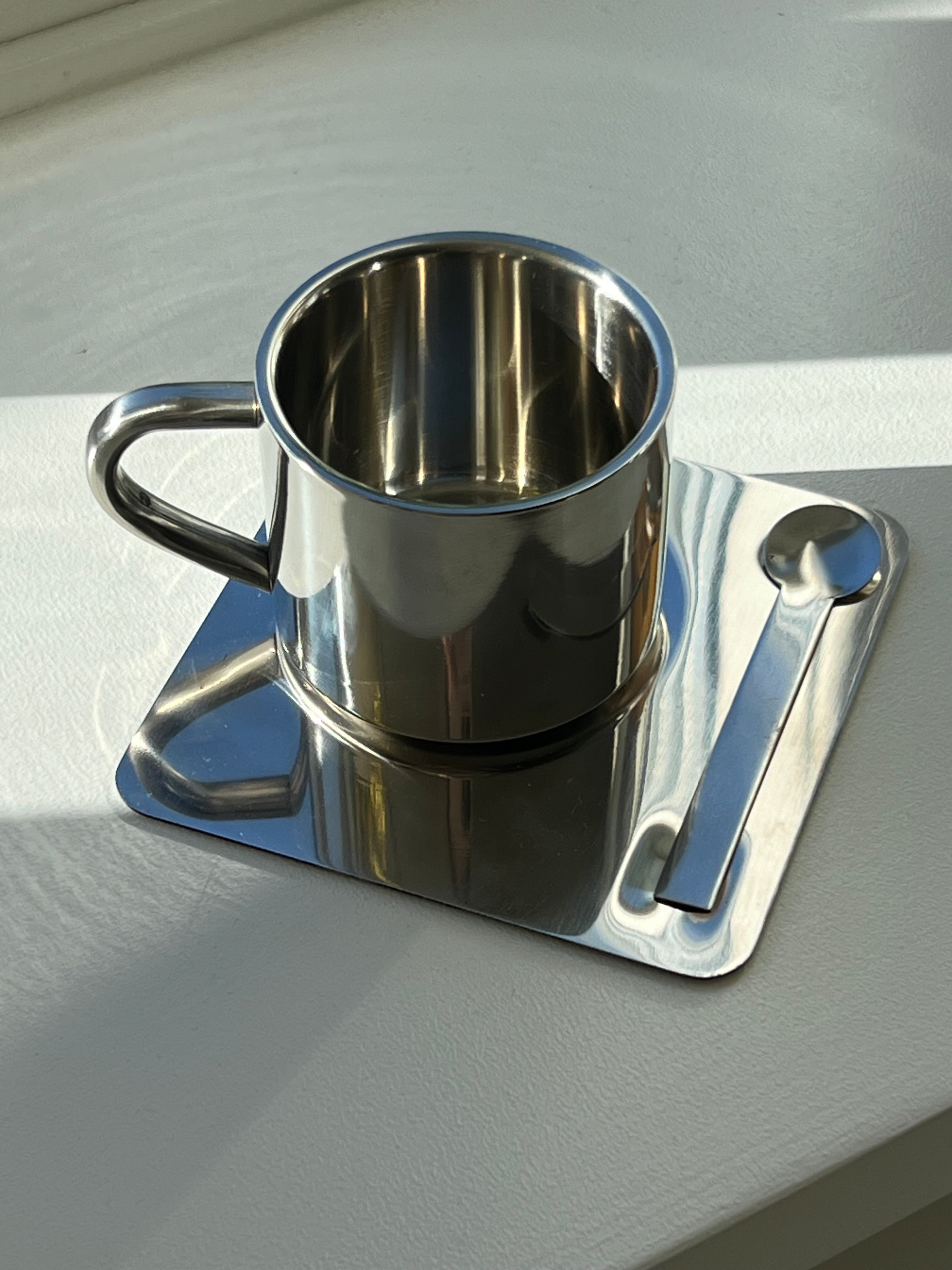 Stål Kaffekop med Underkop og Ske på Plade | 150 ml - Ny Model Studio Hafnia