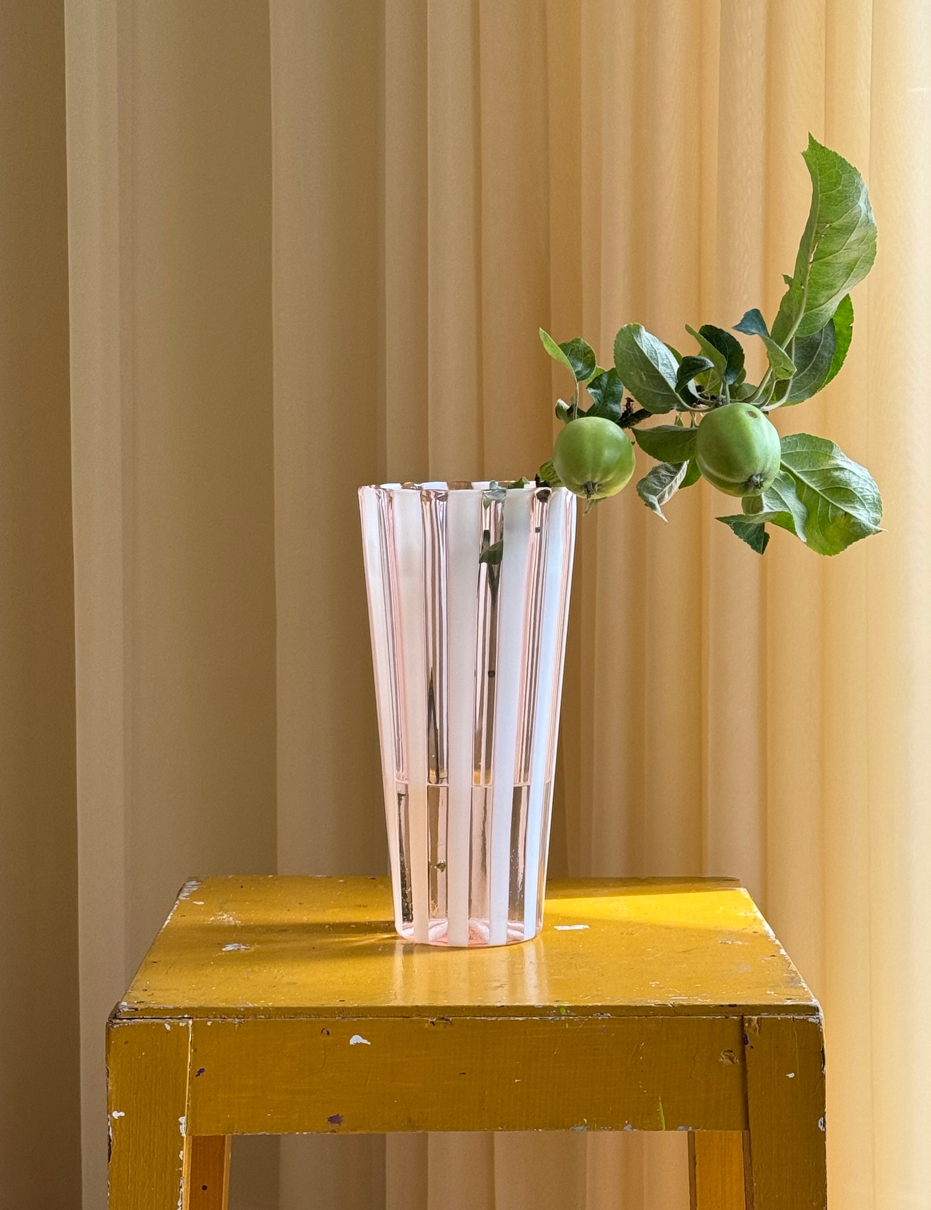 Mundblæst Murano Vase i Glas | Opal Hvid og Lys Pink Striber Murano