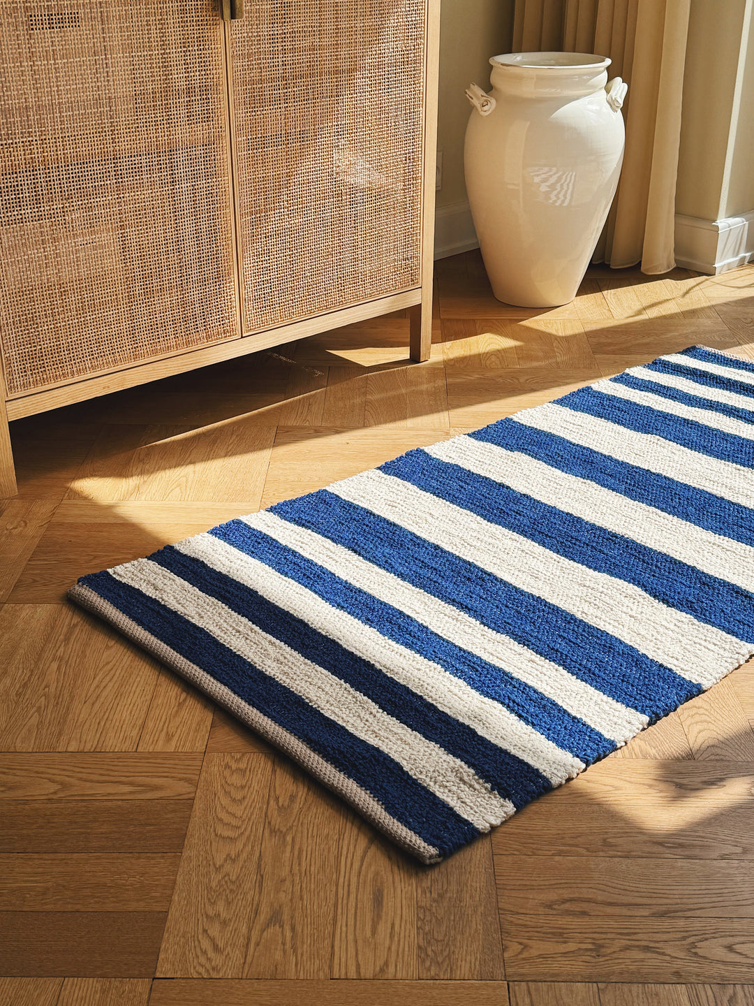 Gulvtæppe i Bomuld fra Casa Cubista – Marineblå & Naturstribet | 70 x 140 cm Casa Cubista