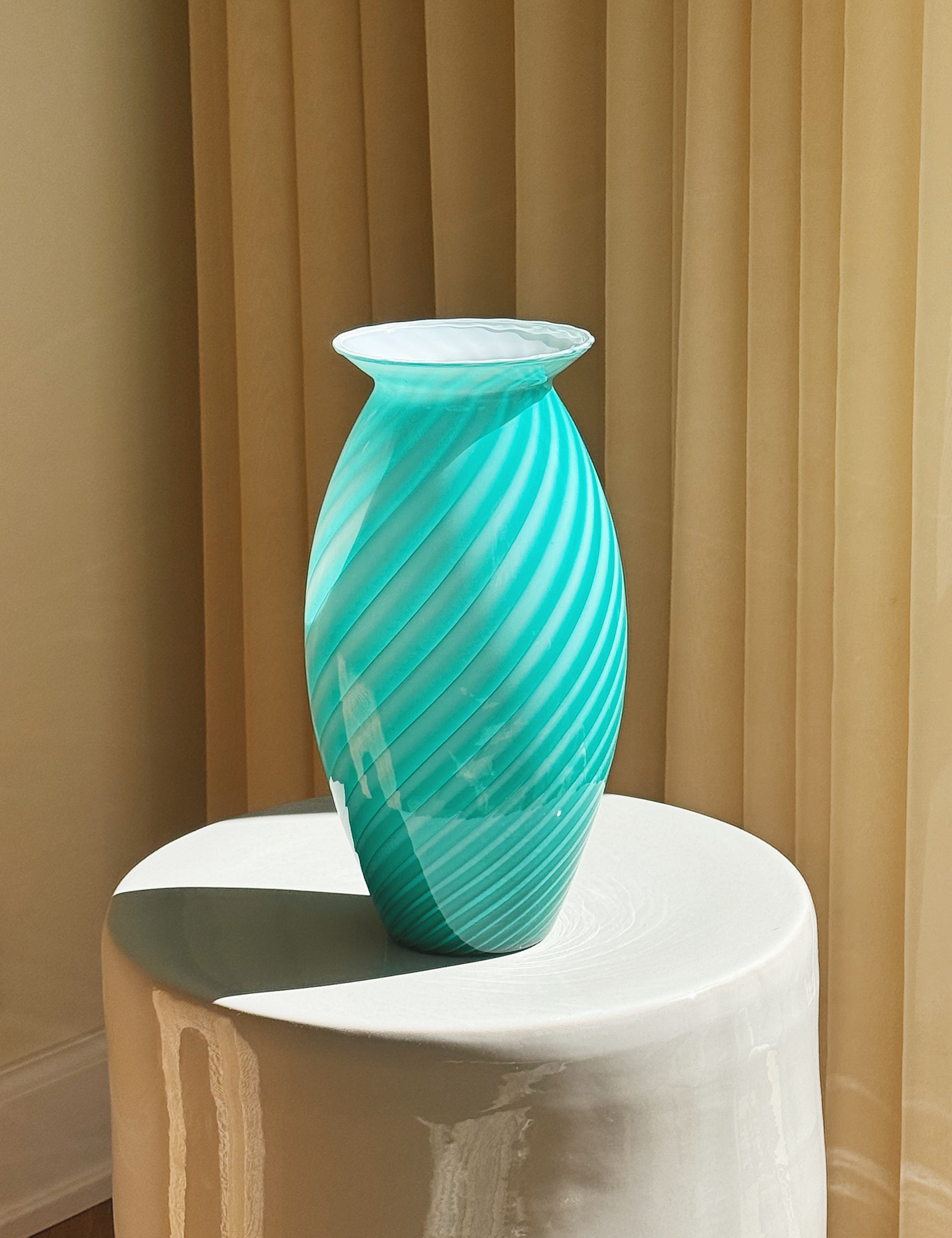 Vintage Murano Vase i Grøn og Hvid Tratti Mønster – H29 cm Studio Hafnia