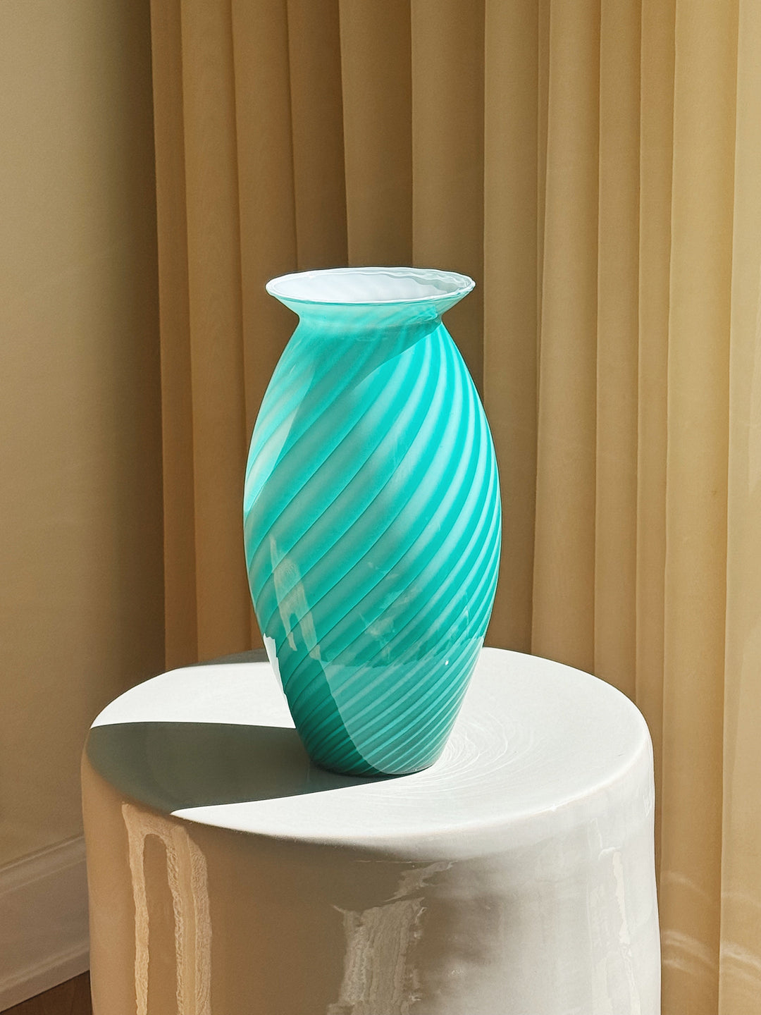 Vintage Murano Vase i Grøn og Hvid Tratti Mønster – H29 cm Studio Hafnia