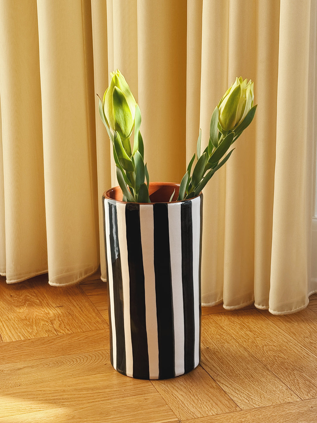 Håndlavet terracotta vase | Sorte striber Casa Cubista