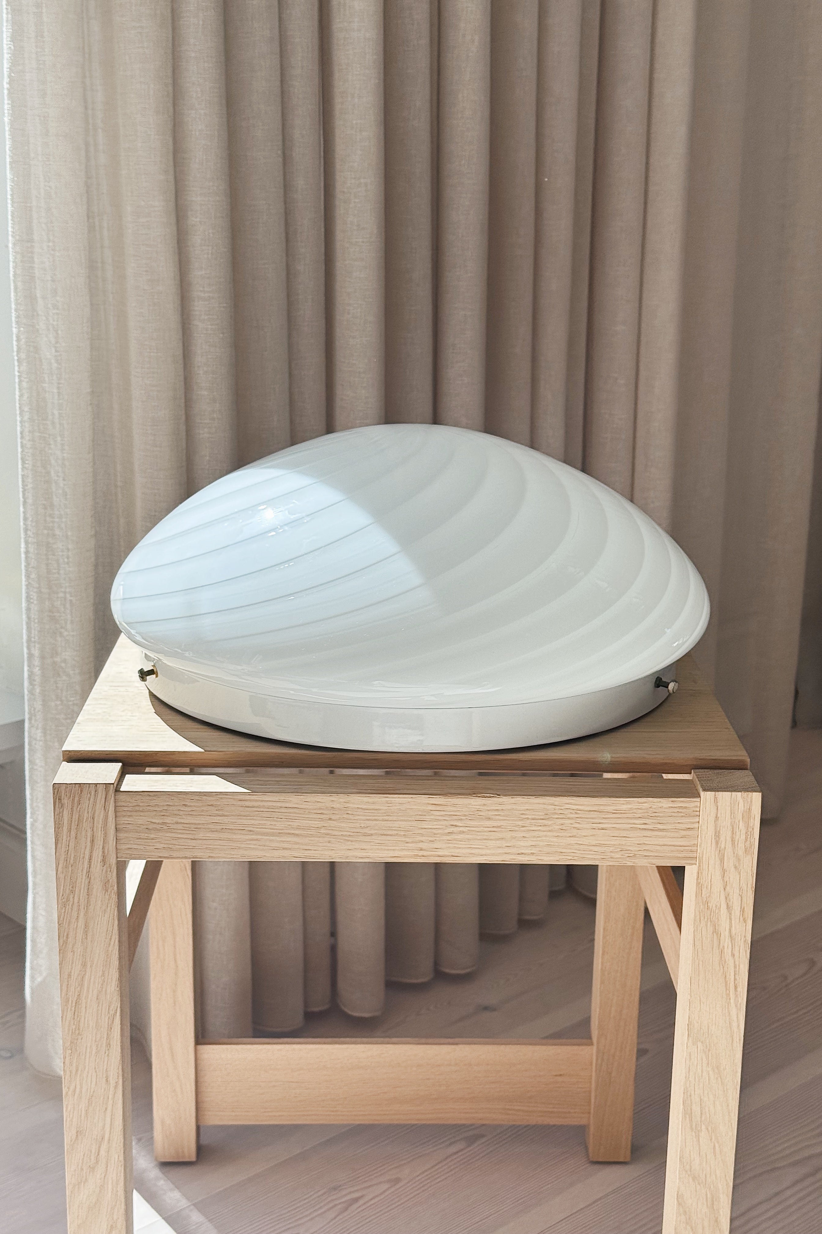 Vintage Murano loftslampe i hvidt opalglas med swirl-mønster, Ø36 cm