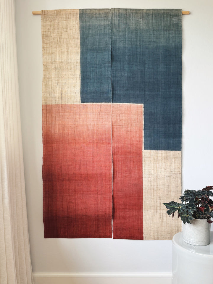 Japansk Vægtæppe i Hamp med Ophæng | Geometrisk Rød & Blå | 150 × 88 cm  STUDIO HAFNIA