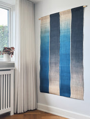 Japansk Vægtæppe i Hamp med Ophæng | Stribet i Blå & Natur | 150 × 88 cm  STUDIO HAFNIA