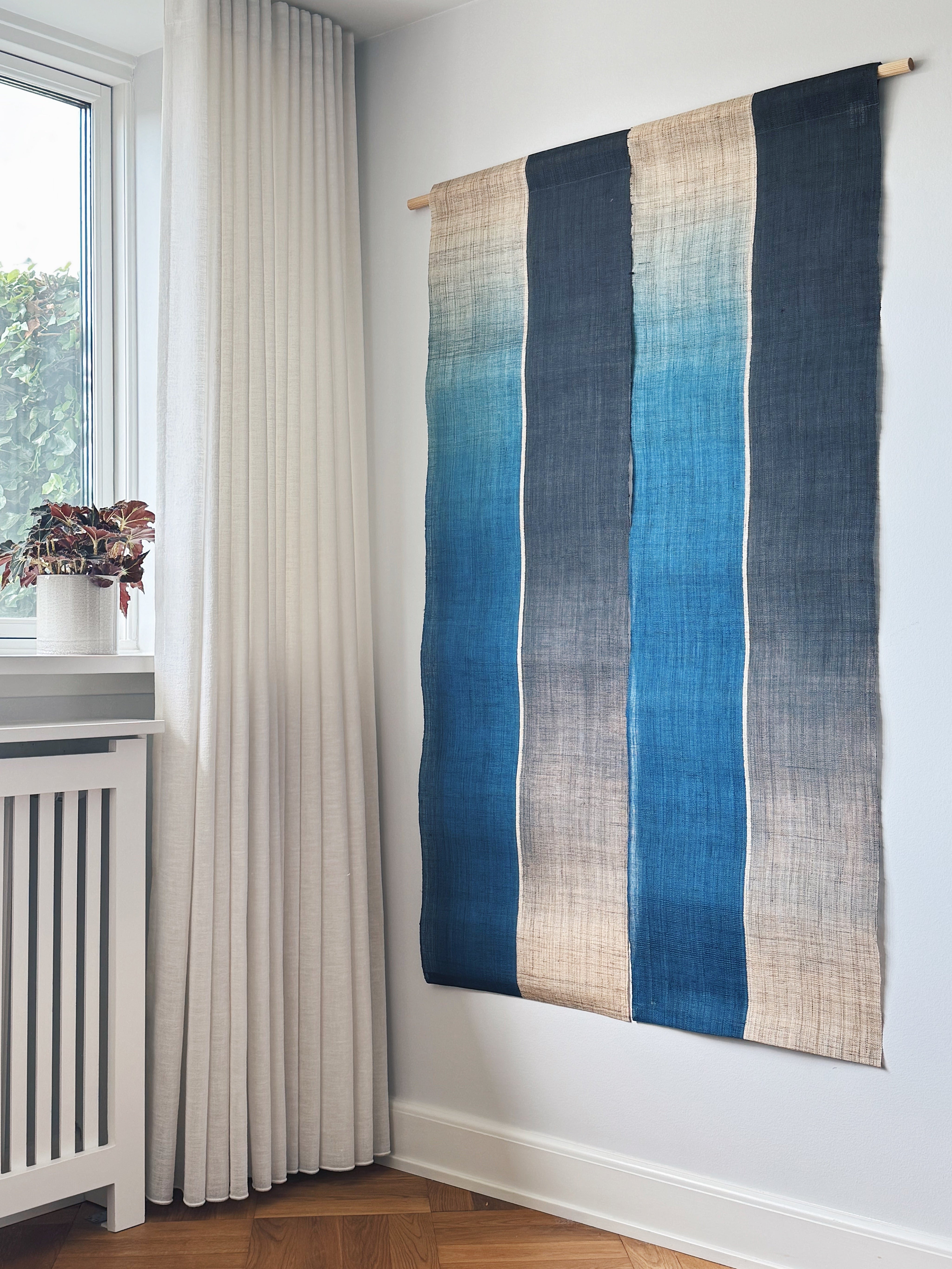 Japansk Vægtæppe i Hamp med Ophæng | Stribet i Blå & Natur | 150 × 88 cm  STUDIO HAFNIA
