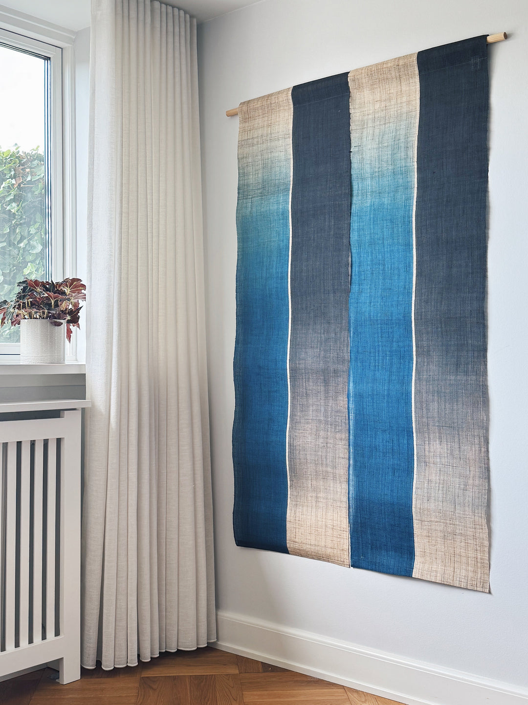 Japansk Vægtæppe i Hamp med Ophæng | Stribet i Blå & Natur | 150 × 88 cm  STUDIO HAFNIA