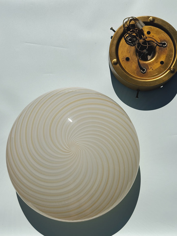 Vintage Murano plafondlampe | Hvid & lysegul swirlglas, Ø35 cm Murano