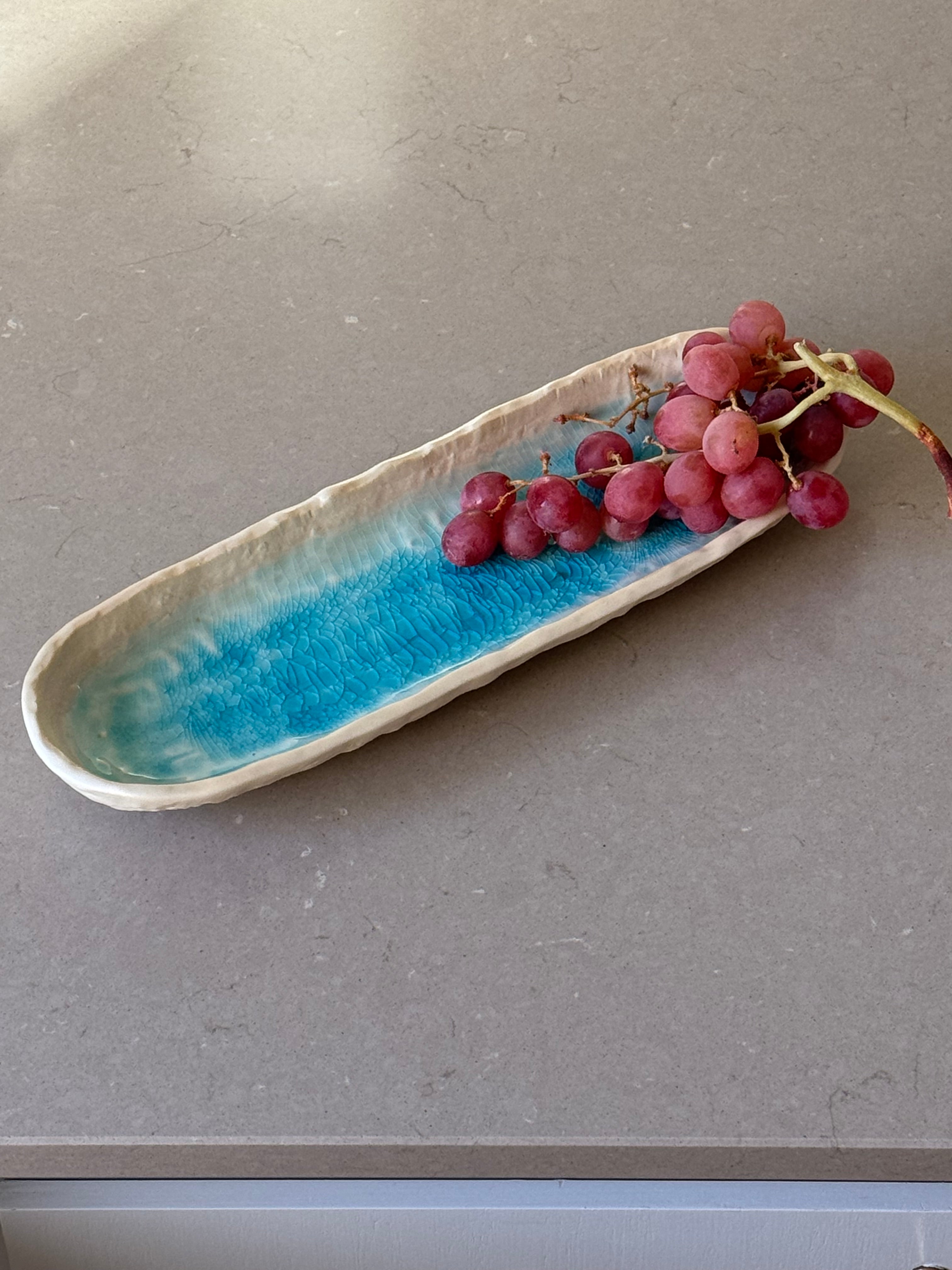 tallerken fra Japan i turkis og sand keramik Studio Hafnia