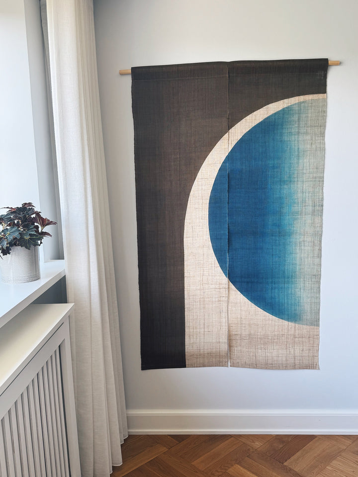 Japansk Vægtæppe i Hamp med Ophæng | Halvcirkelmotiv i Khaki & Blå | 150 × 88 cm Studio Hafnia