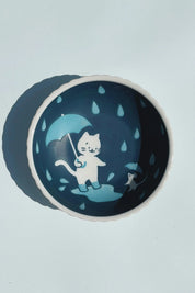 Blå japansk skål/dyb tallerken med hvid kat med paraply og regnvejr | 16 cm Studio Hafnia