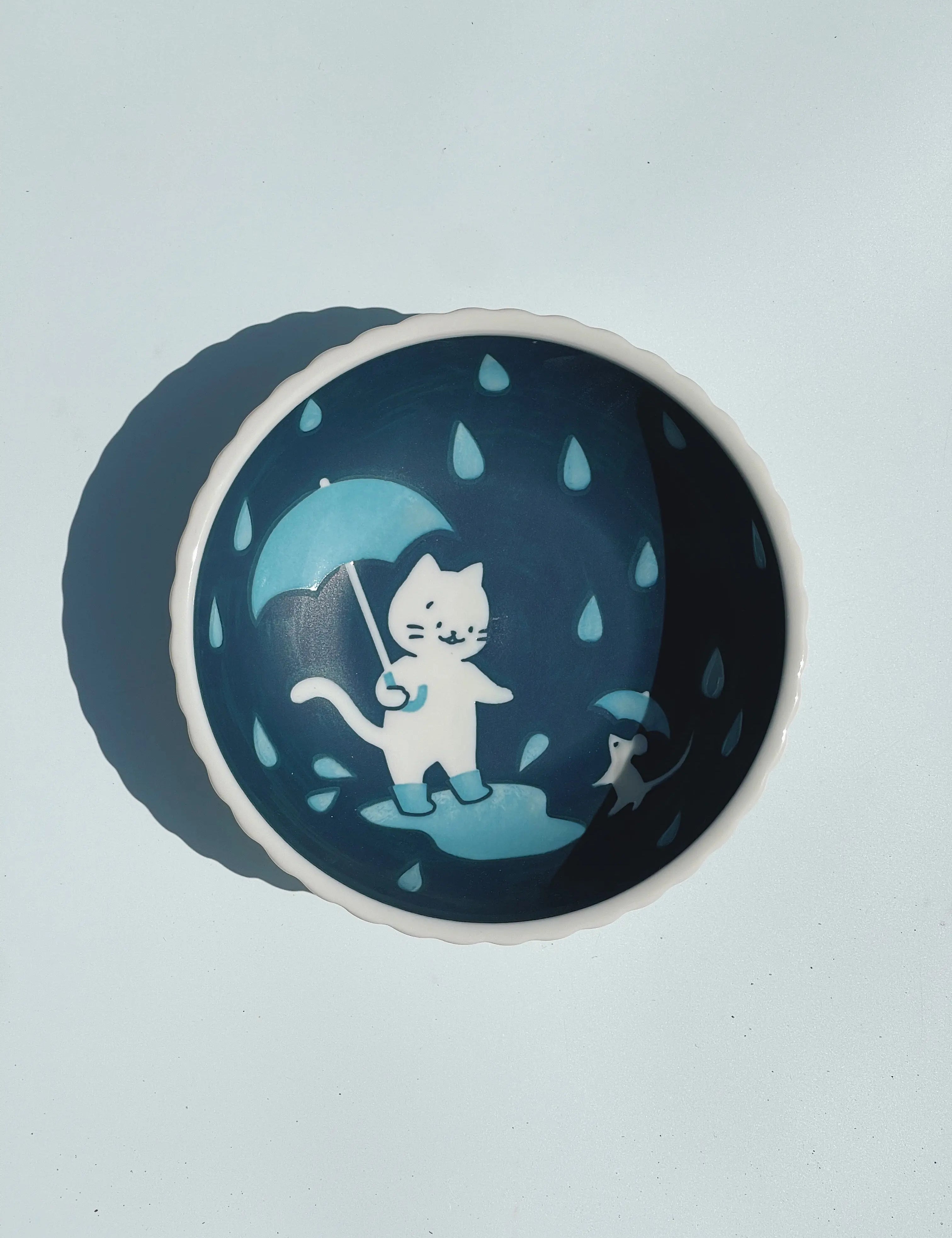 Blå japansk skål med hvid kat med paraply og regnvejr Studio Hafnia