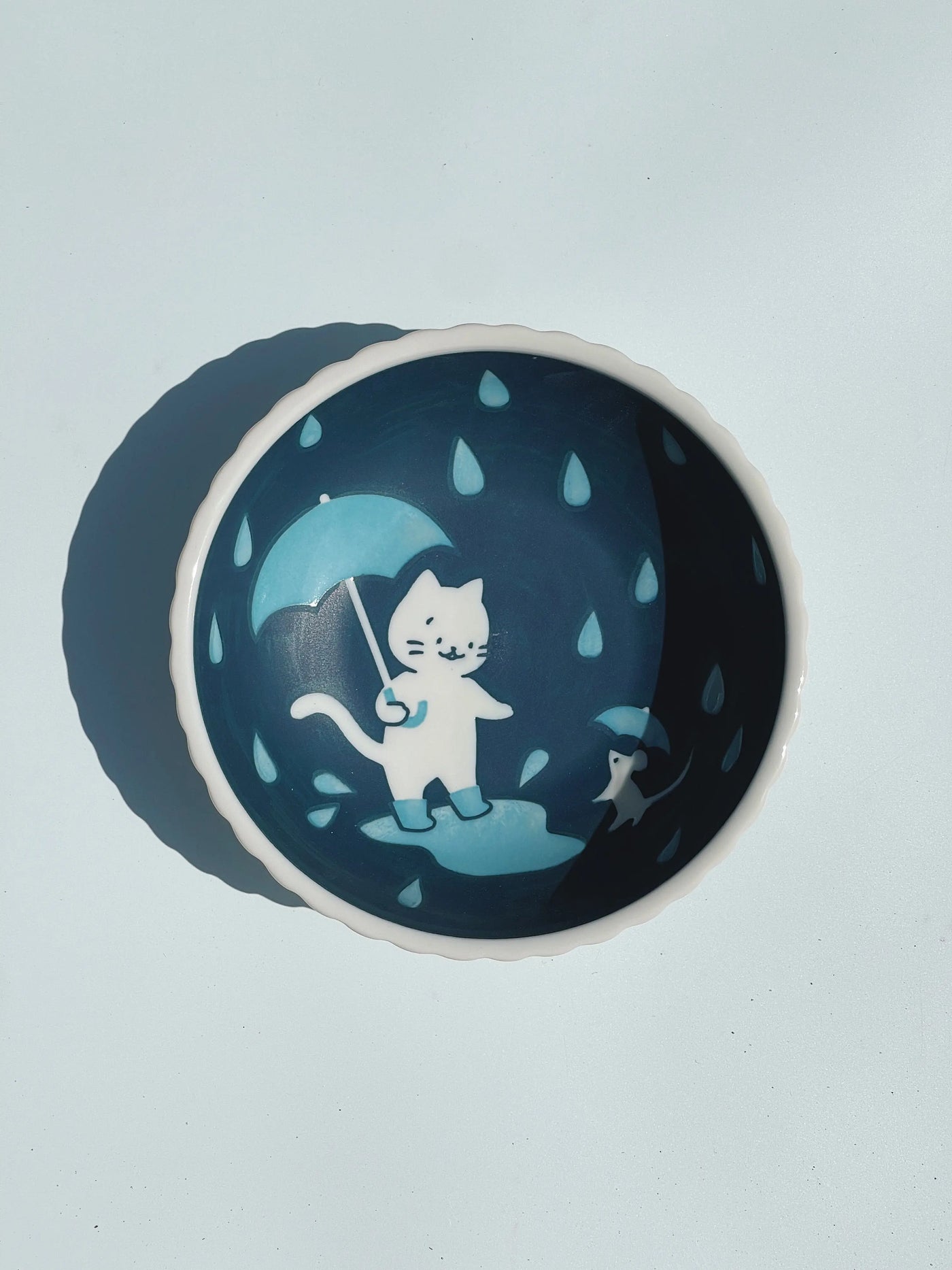 Blå japansk skål med hvid kat med paraply og regnvejr Studio Hafnia