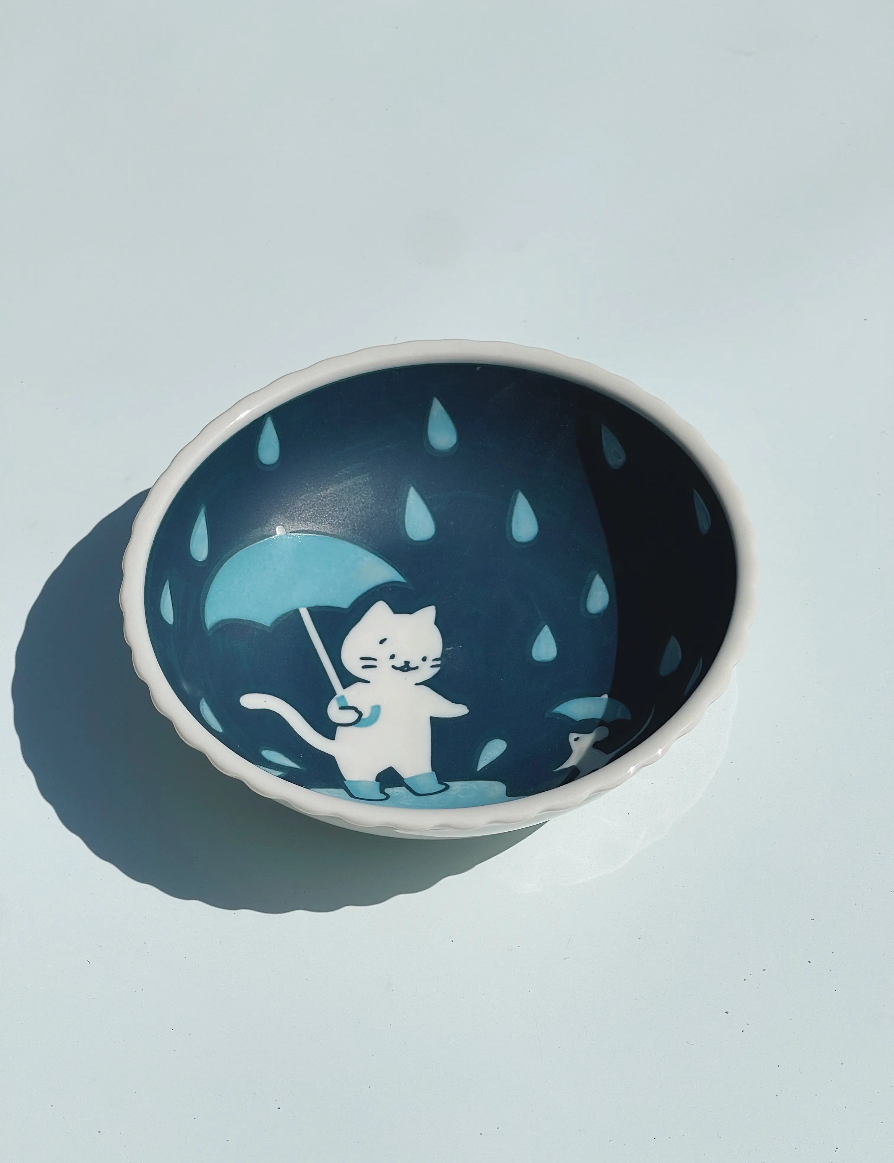 Blå japansk skål med hvid kat med paraply og regnvejr Studio Hafnia