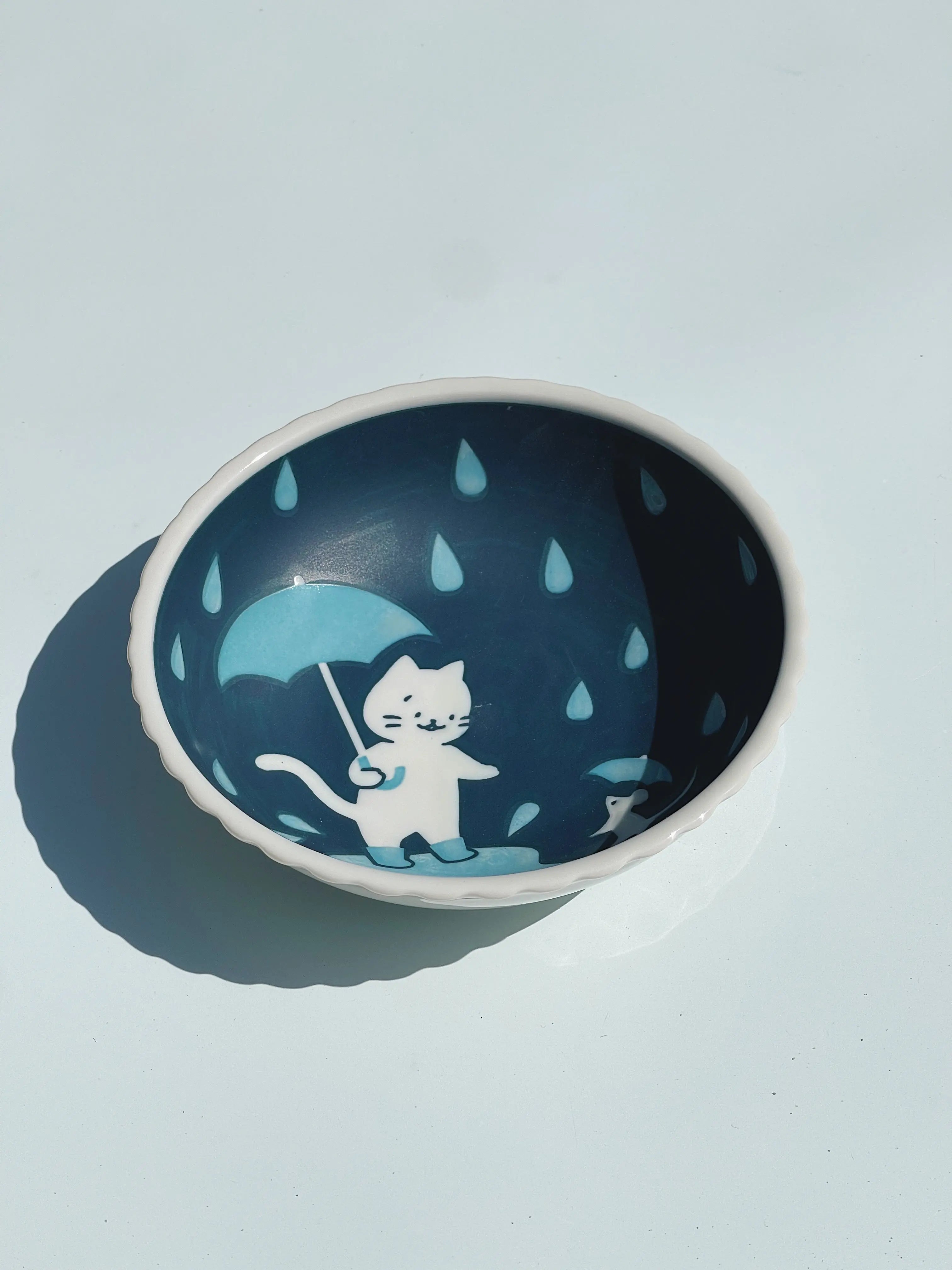 Blå japansk skål med hvid kat med paraply og regnvejr Studio Hafnia
