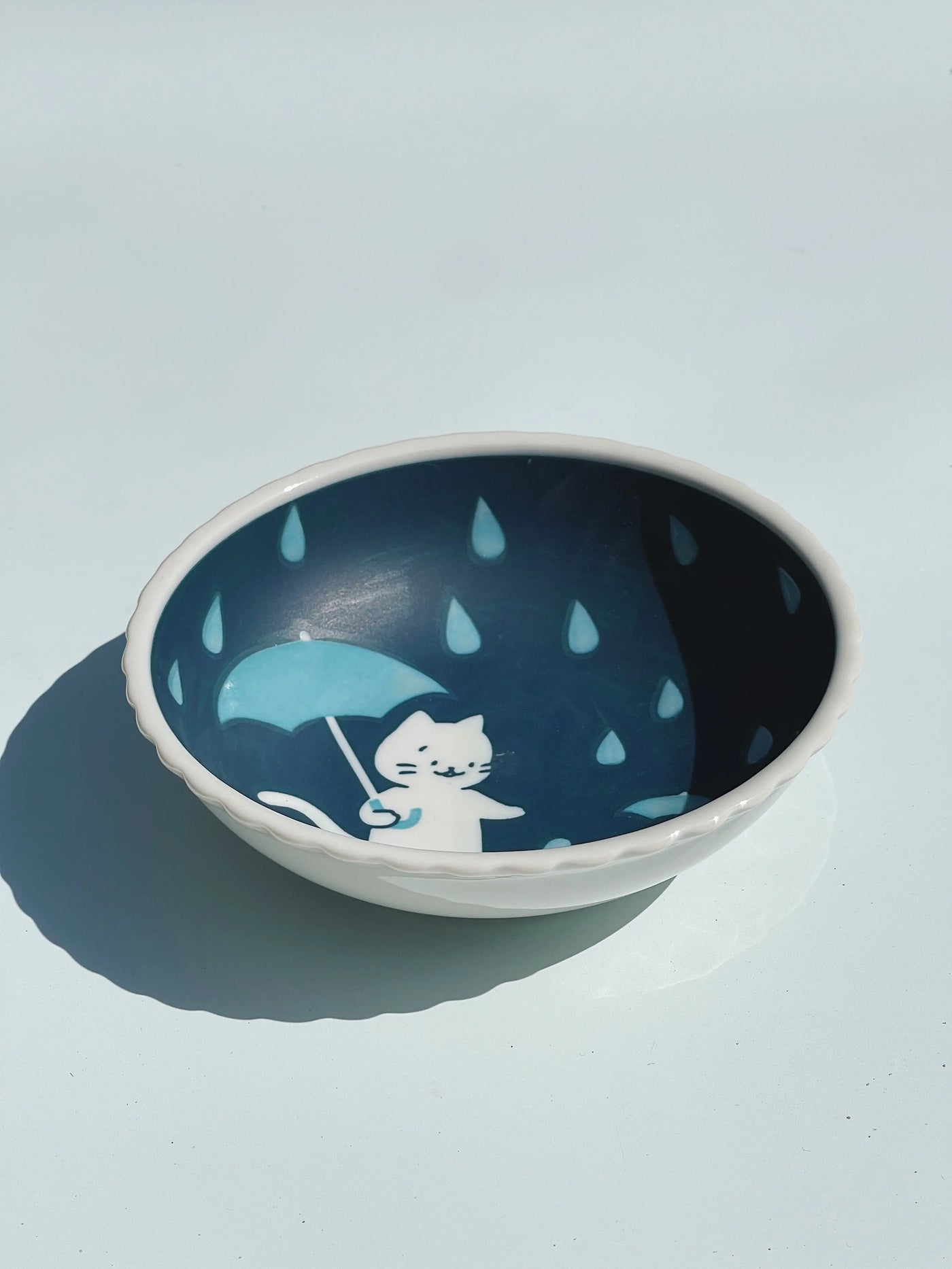 Blå japansk skål med hvid kat med paraply og regnvejr Studio Hafnia
