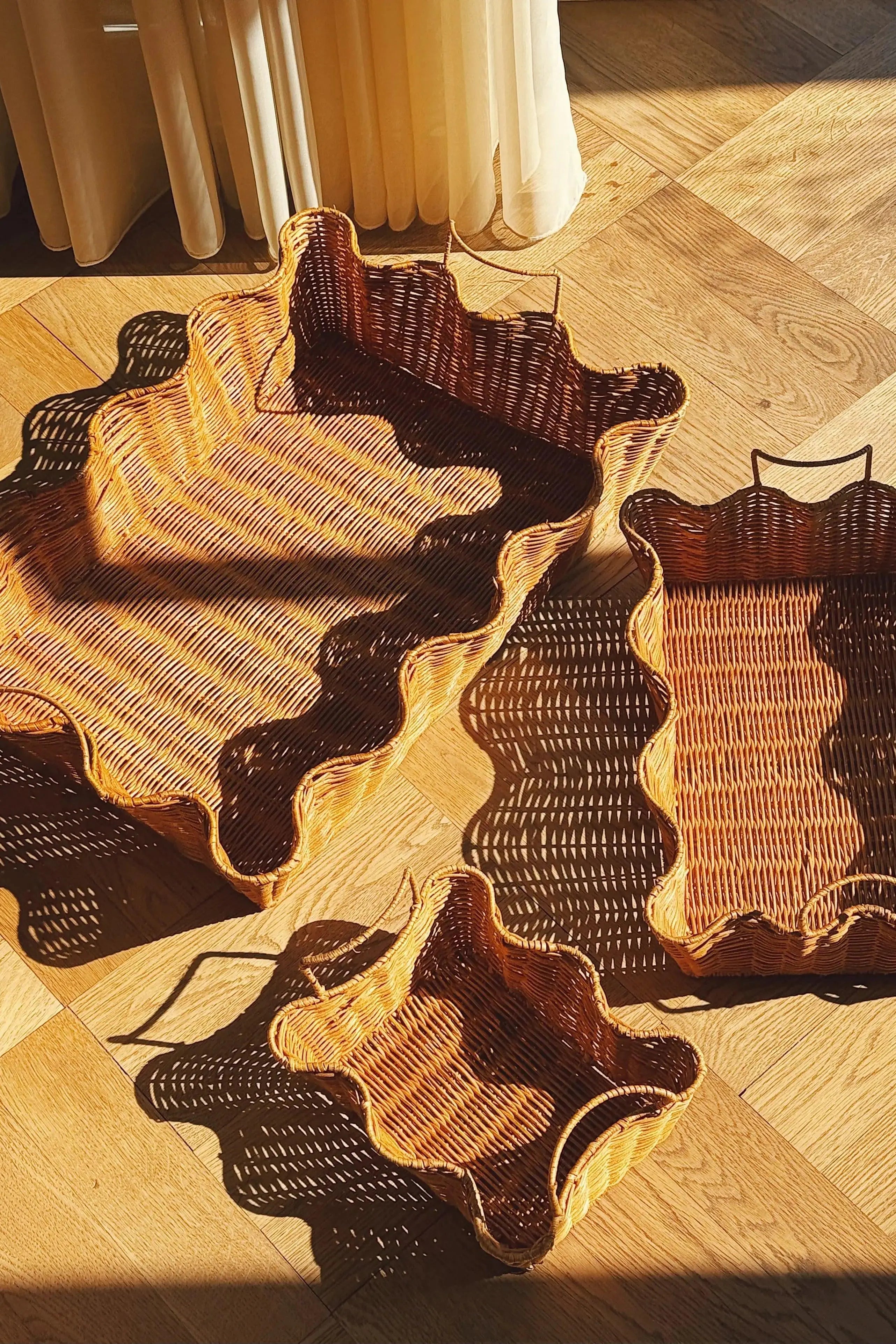 Bølget Bakke i Håndflettet Rattan – 3 Størrelser Studio Hafnia