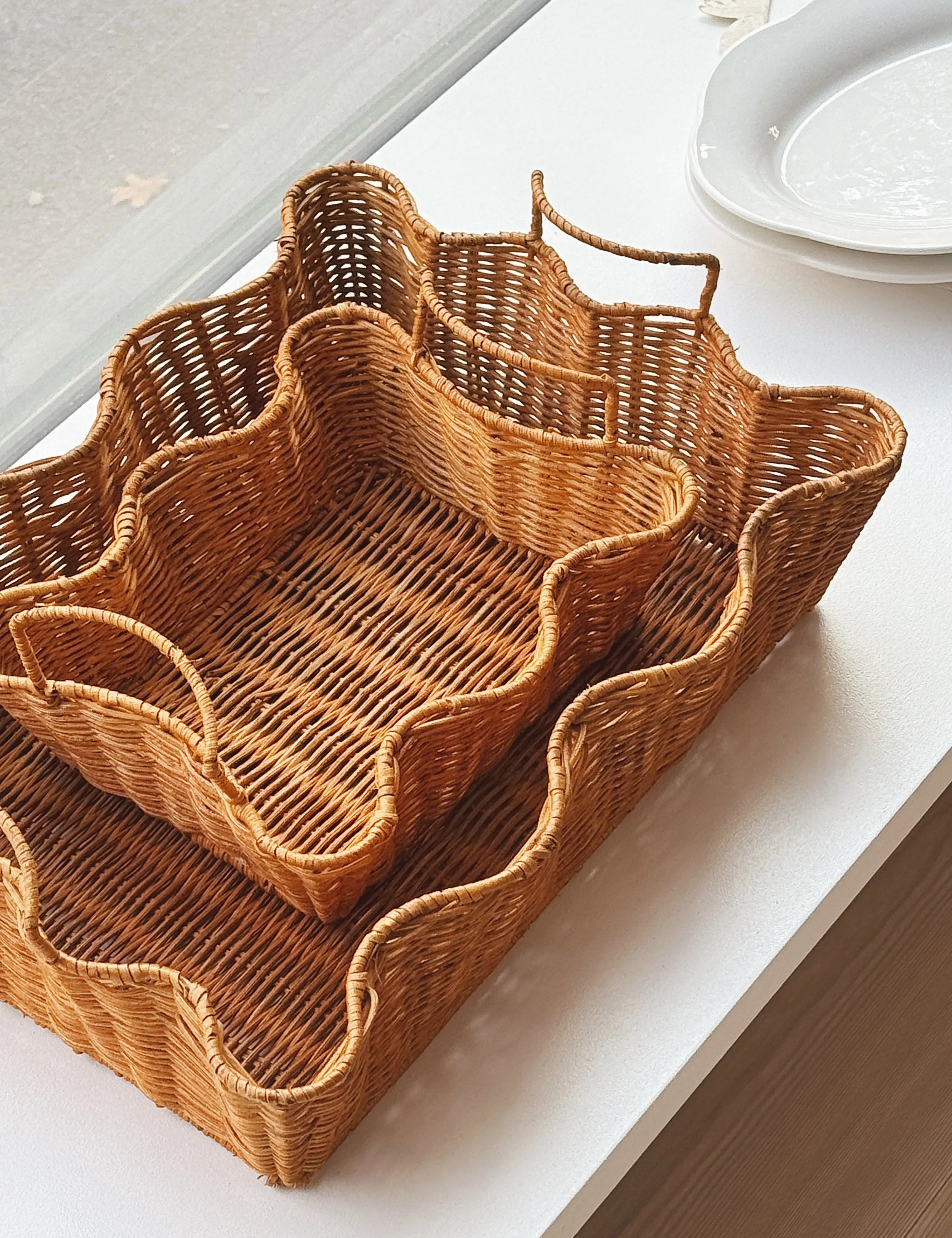 Bølget Bakke i Håndflettet Rattan – 3 Størrelser Studio Hafnia