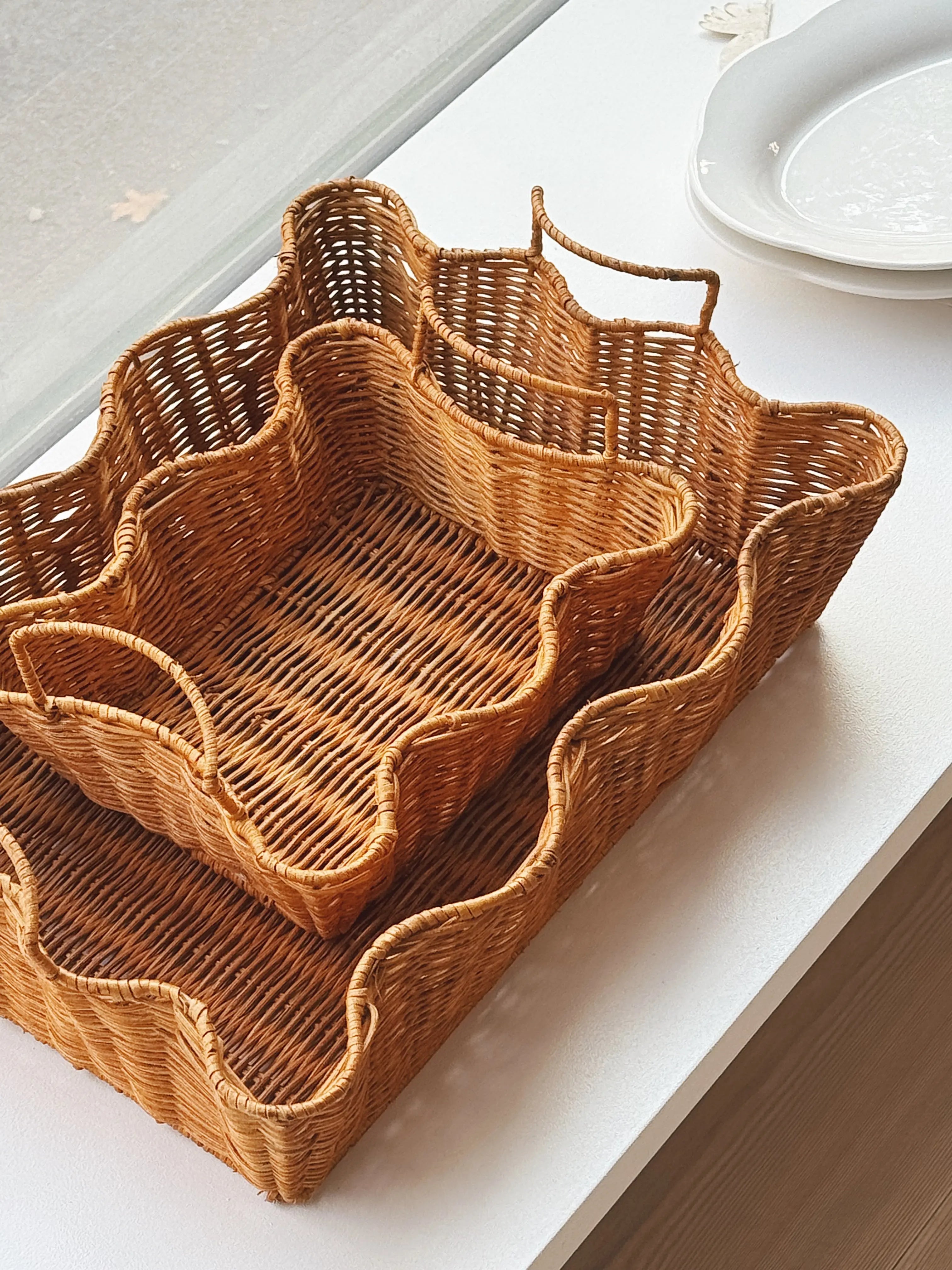 Bølget Bakke i Håndflettet Rattan – 3 Størrelser Studio Hafnia