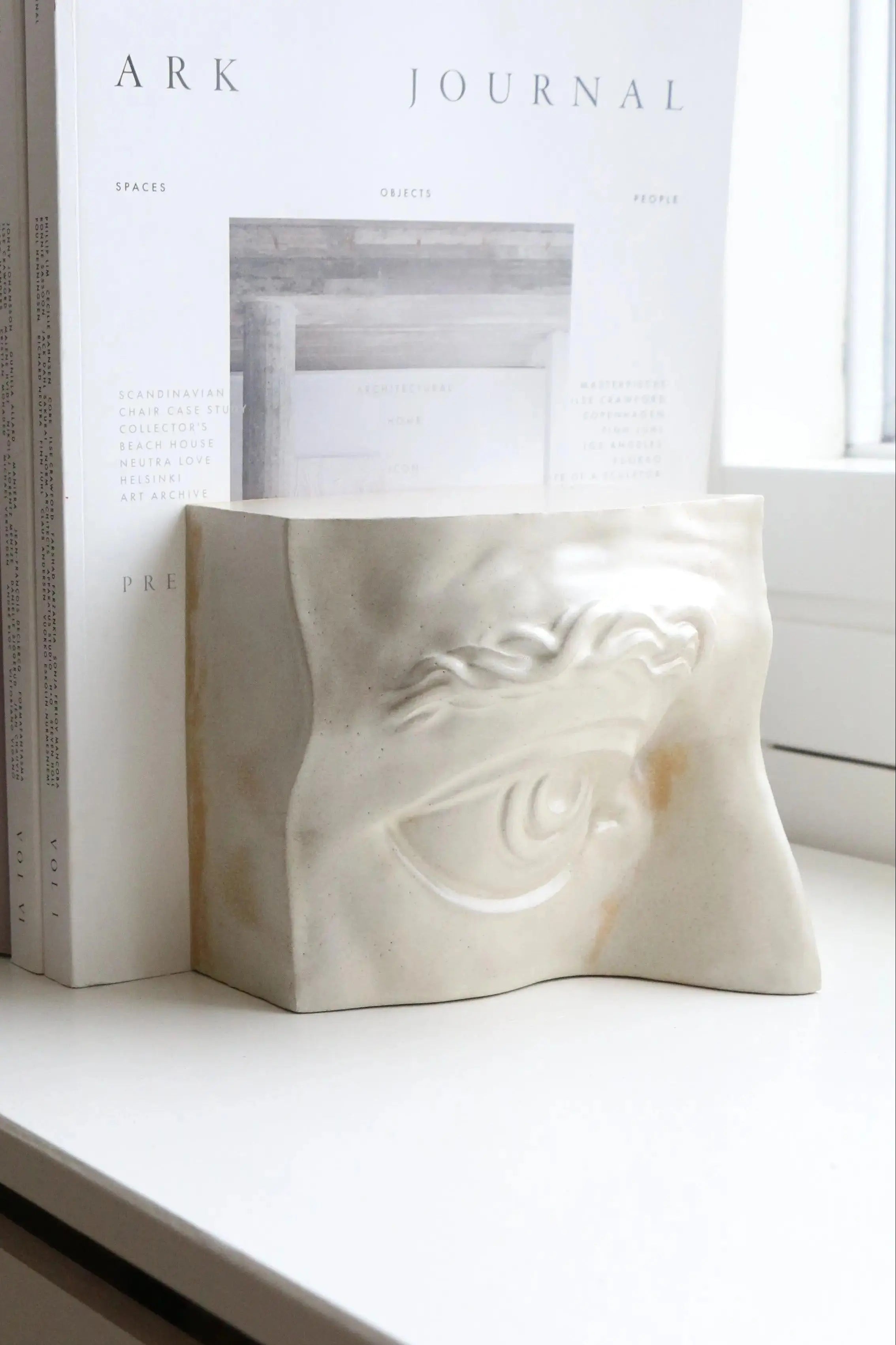 Bookend Eye (Right): Højre bogstøtte øje i AntiqueWhite stentøj Laoru Laoru