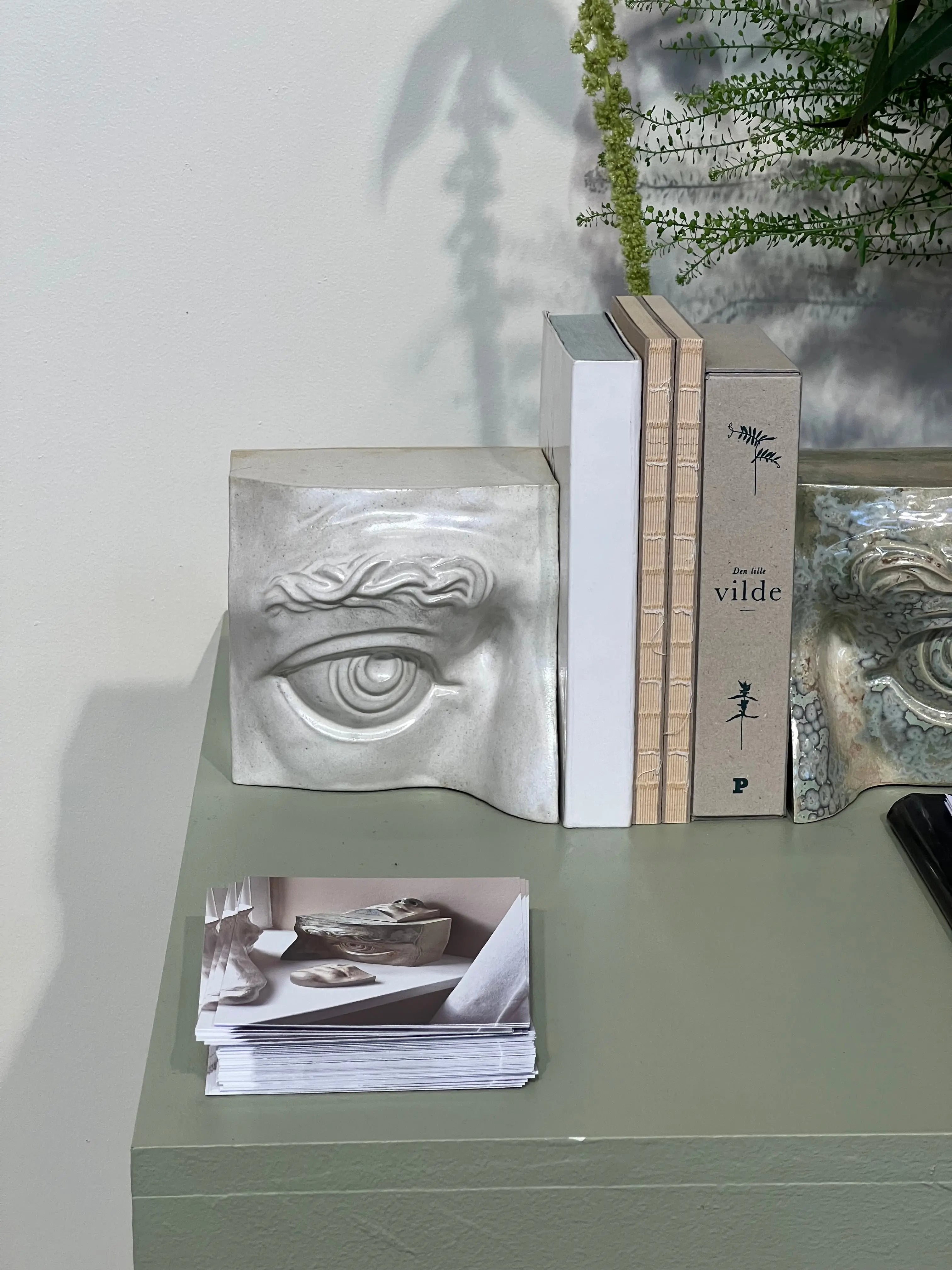 Bookend Eye (Right): Højre bogstøtte øje i AntiqueWhite stentøj Laoru Laoru