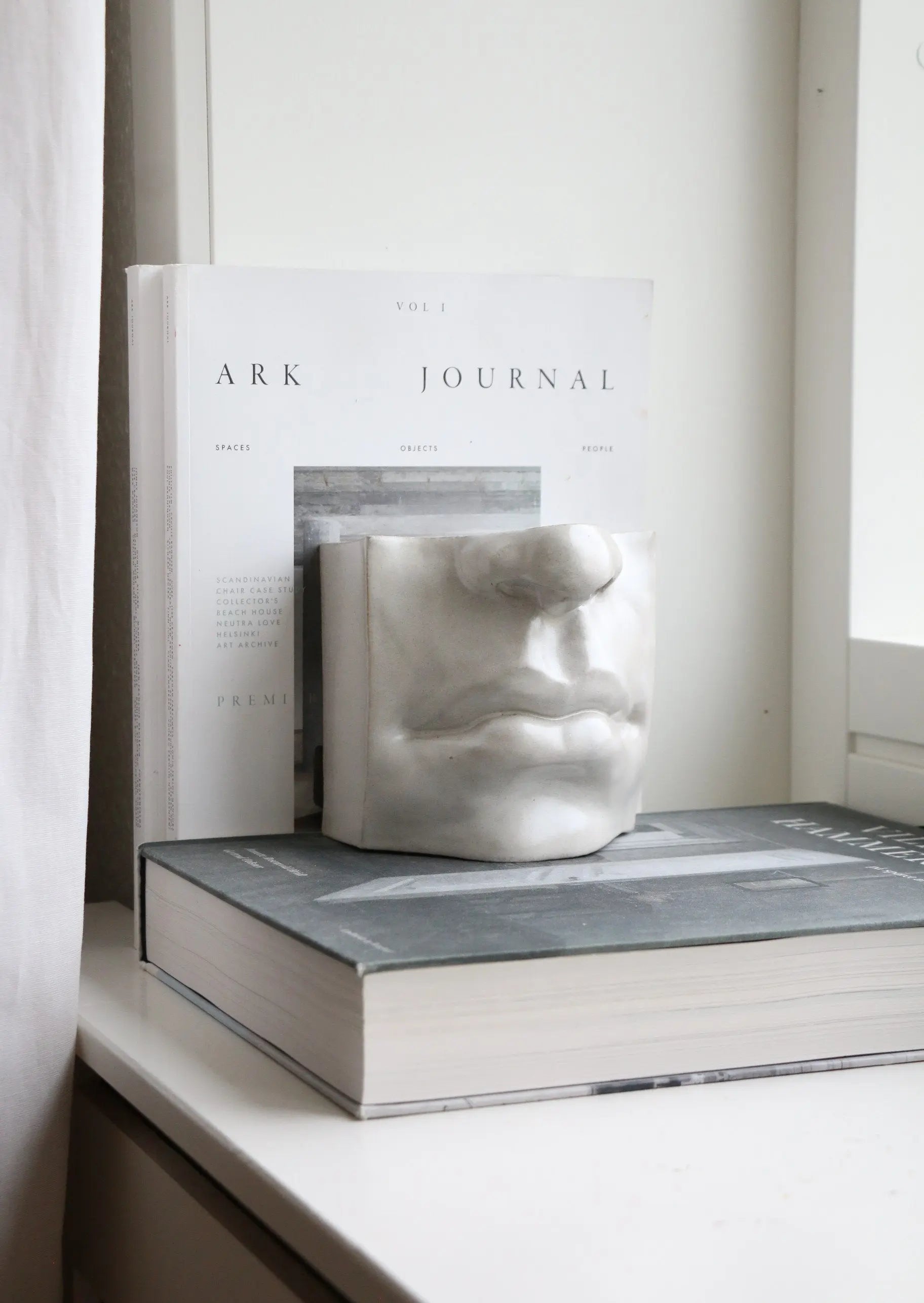 Bookend Mouth – Firkantet bogstøtte i AntiqueWhite stentøj Laoru Laoru
