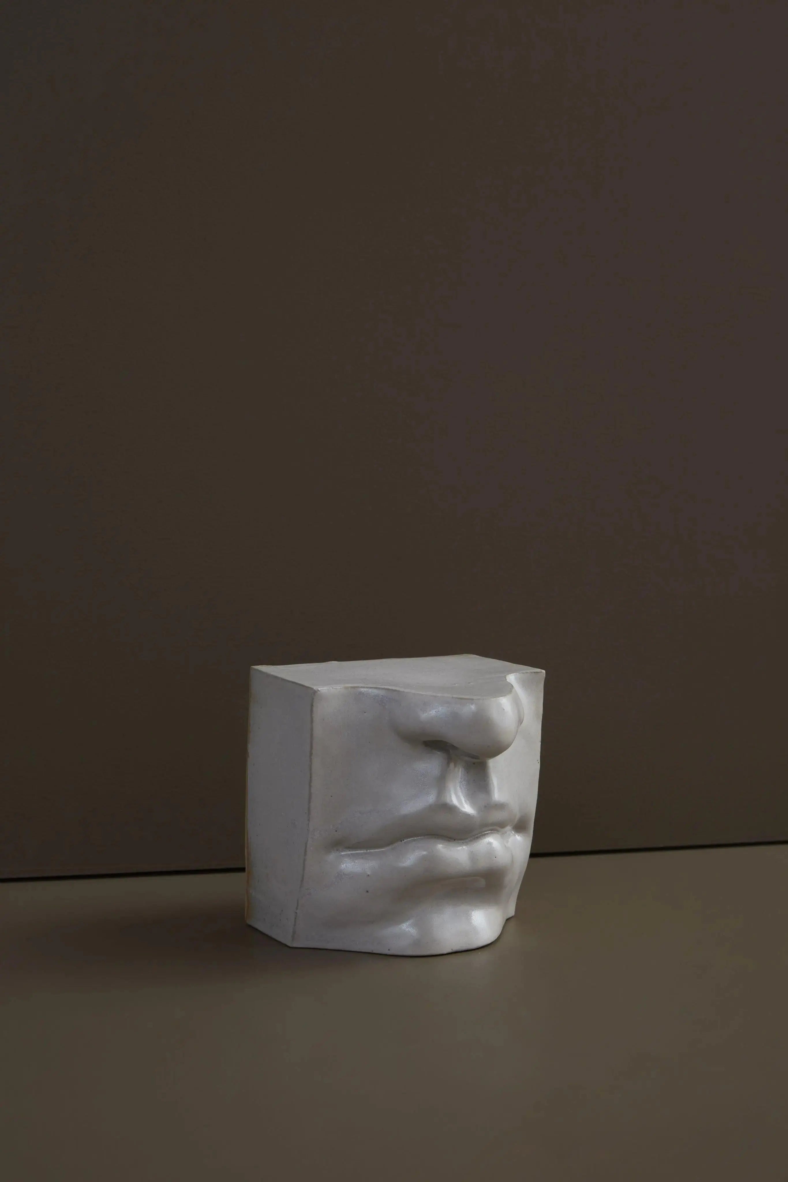 Bookend Mouth – Firkantet bogstøtte i AntiqueWhite stentøj Laoru Laoru