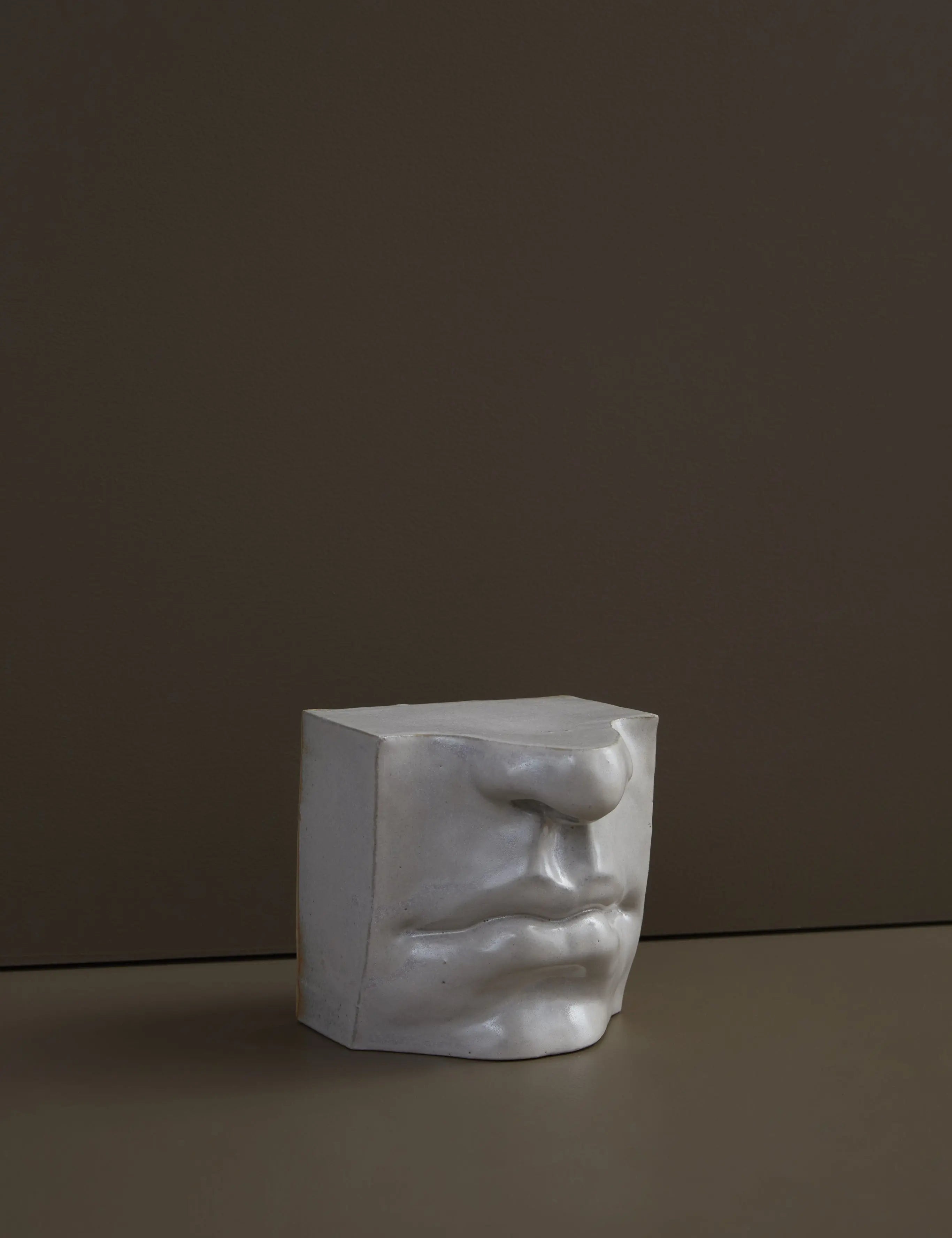 Bookend Mouth – Firkantet bogstøtte i AntiqueWhite stentøj Laoru Laoru