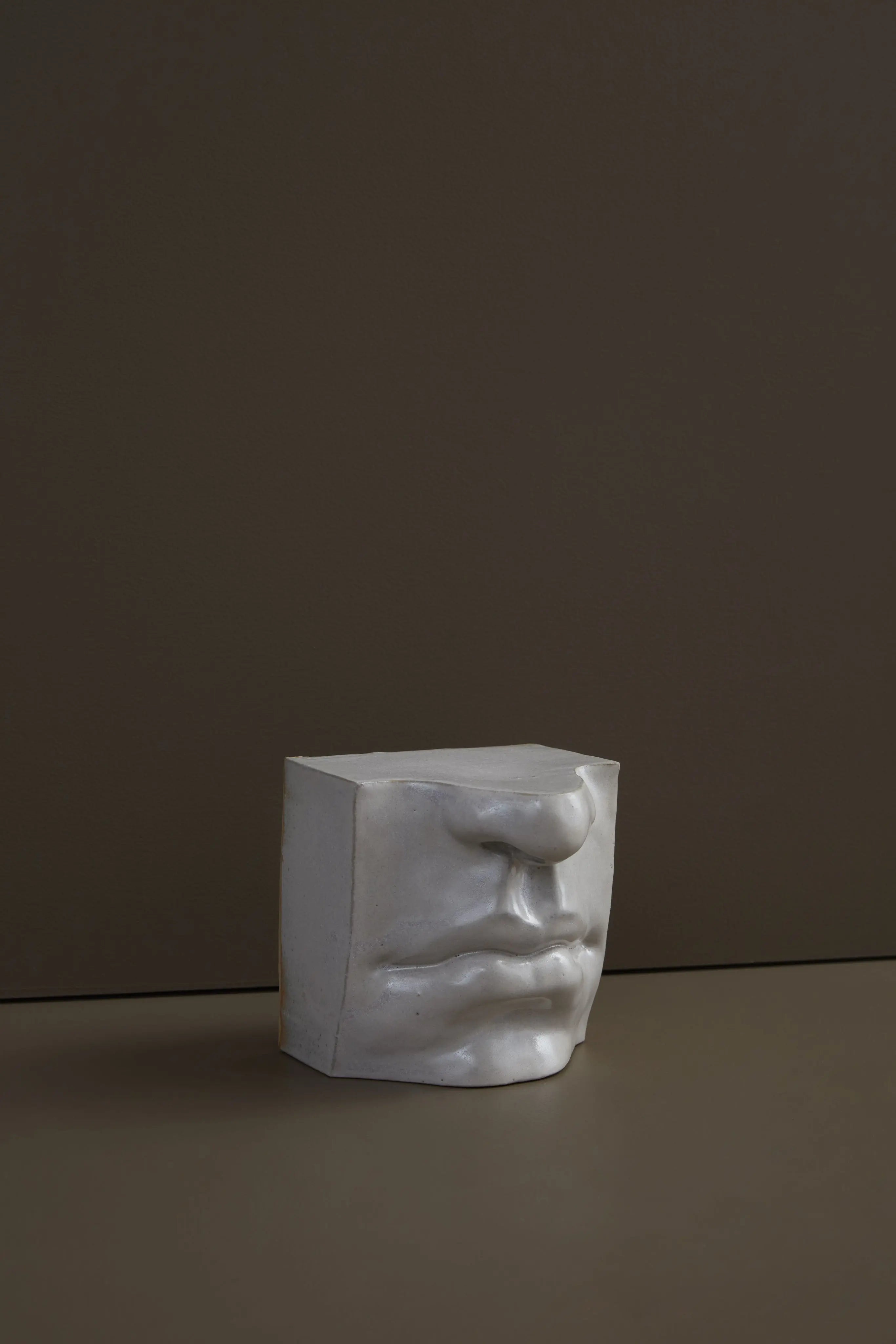 Bookend Mouth – Firkantet bogstøtte i AntiqueWhite stentøj Laoru Laoru