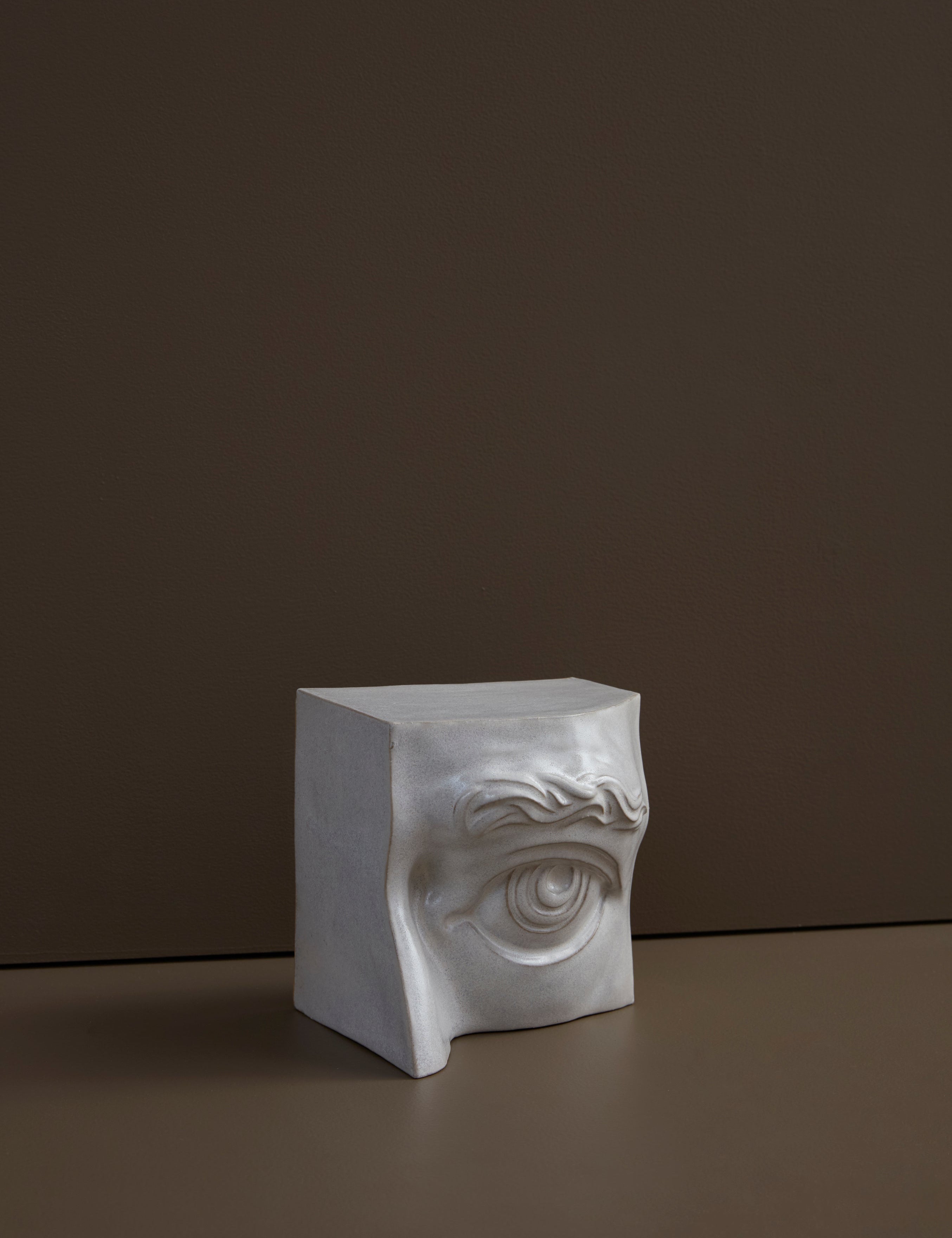 Laoru Laoru | Bookend Eye (Left): Firkantet venstre bogstøtte øje i glaseret stentøjsler i AntiqueWhite Laoru Laoru