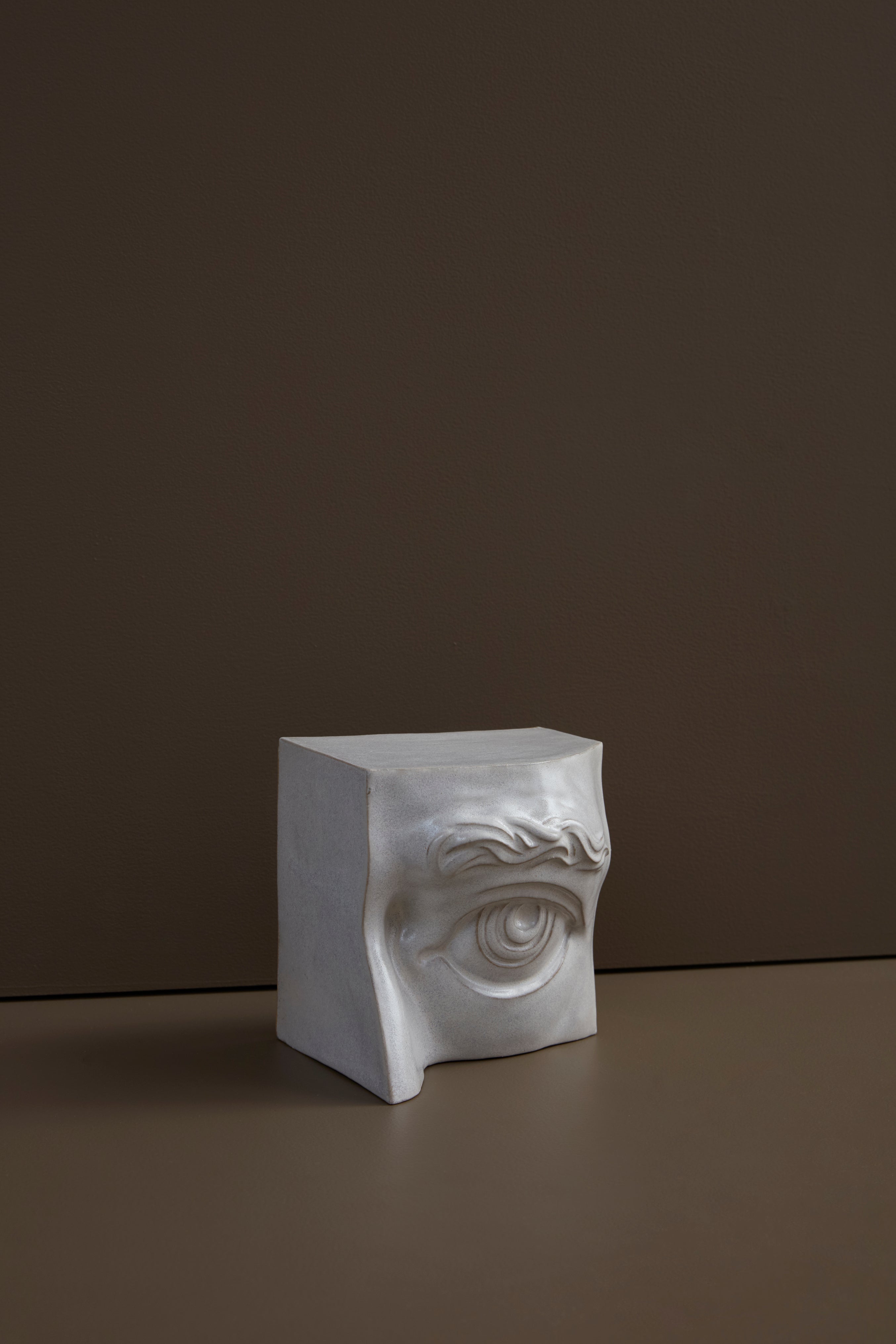 Laoru Laoru | Bookend Eye (Left): Firkantet venstre bogstøtte øje i glaseret stentøjsler i AntiqueWhite Laoru Laoru