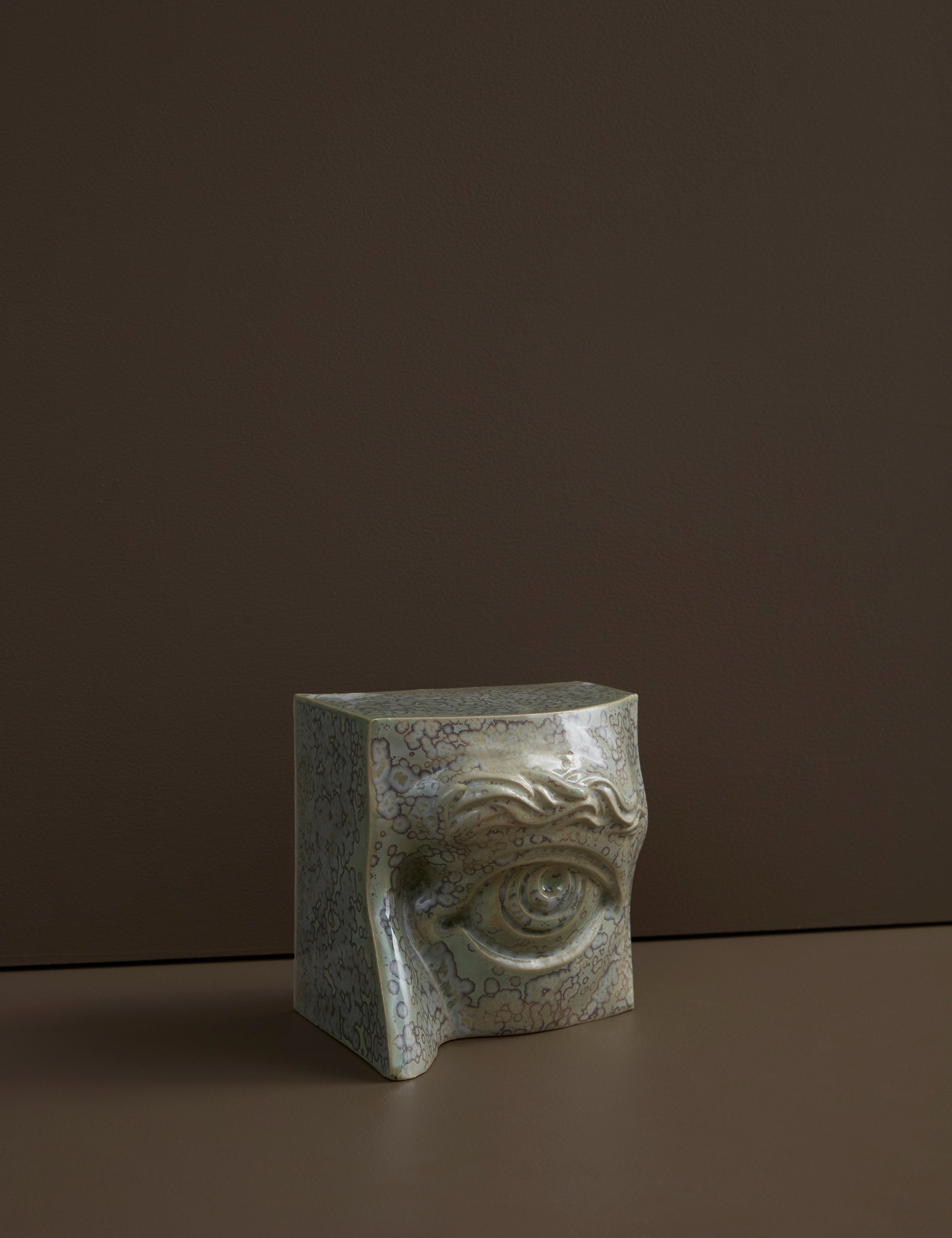 Laoru Laoru | Bookend Eye (Left): Venstre bogstøtte øje i CrystalGreen stentøj Laoru Laoru