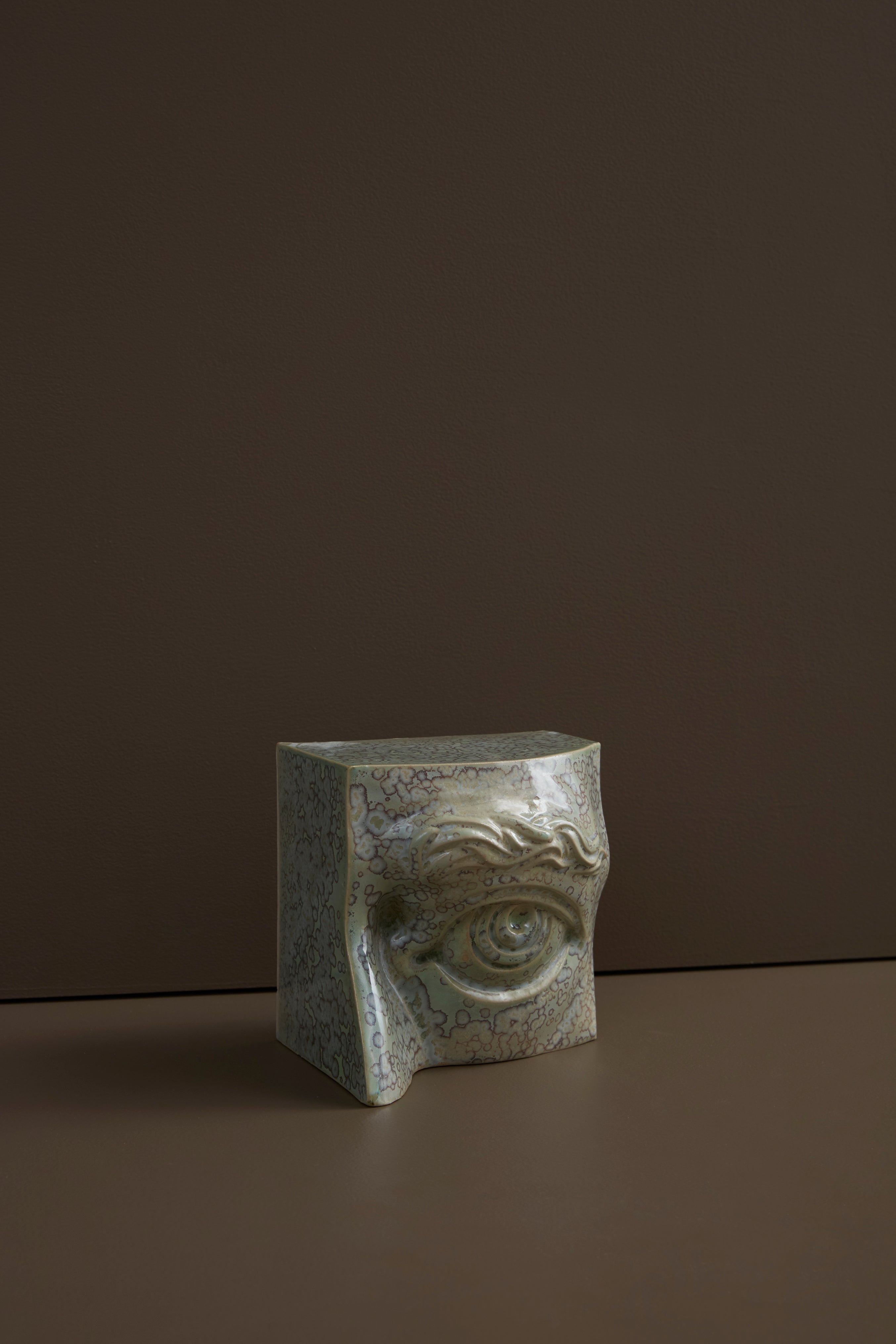 Laoru Laoru | Bookend Eye (Left): Venstre bogstøtte øje i CrystalGreen stentøj Laoru Laoru