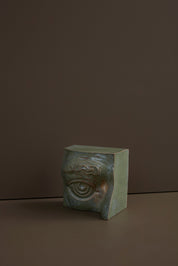Laoru Laoru | Bookend Eye (Right): Firkantet højre bogstøtte øje i glaseret stentøjsler i CopperGreen Laoru Laoru