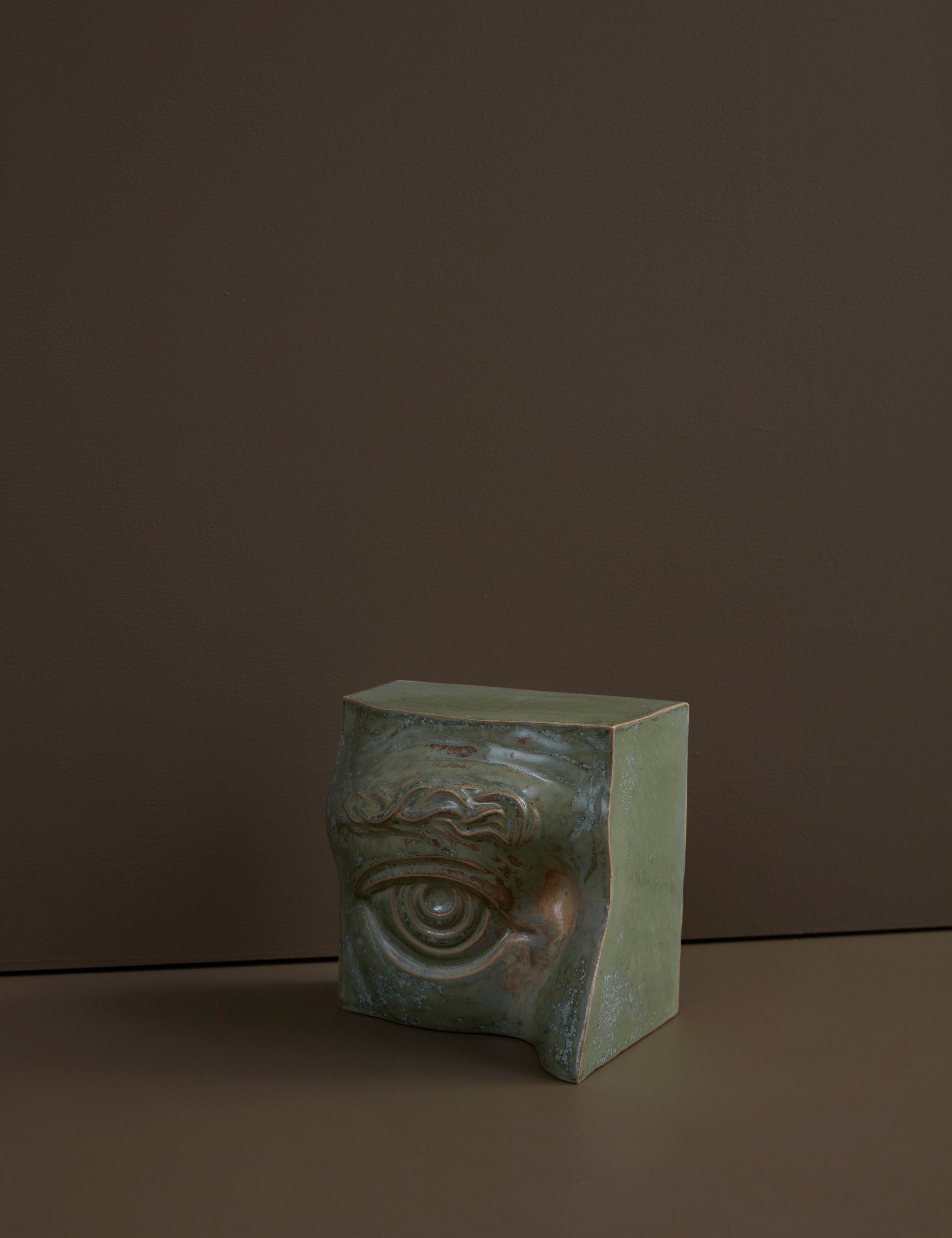 Laoru Laoru | Bookend Eye (Right): Firkantet højre bogstøtte øje i glaseret stentøjsler i CopperGreen Laoru Laoru