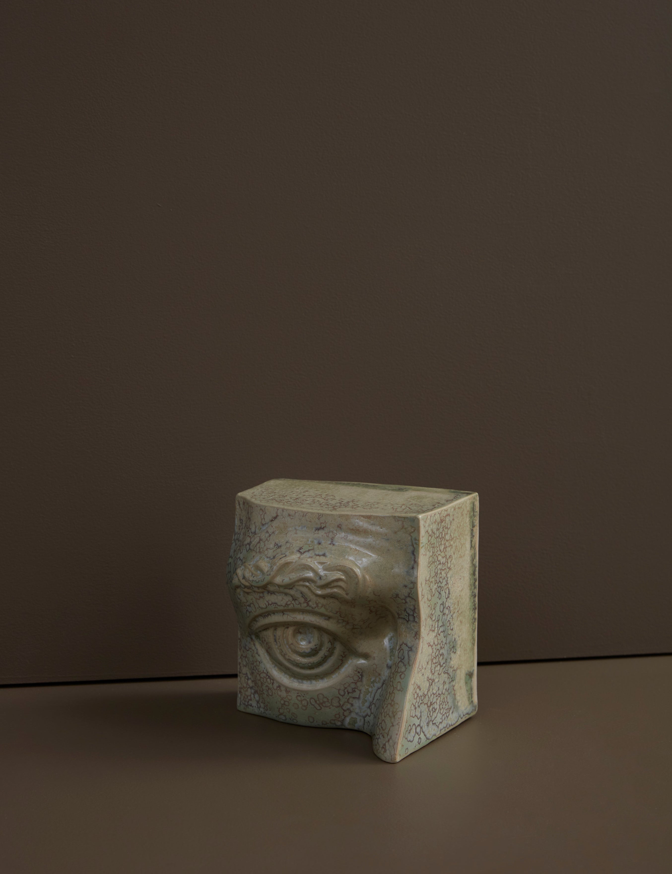Laoru Laoru | Bookend Eye (Right): Højre bogstøtte øje i CrystalGreen stentøj Laoru Laoru